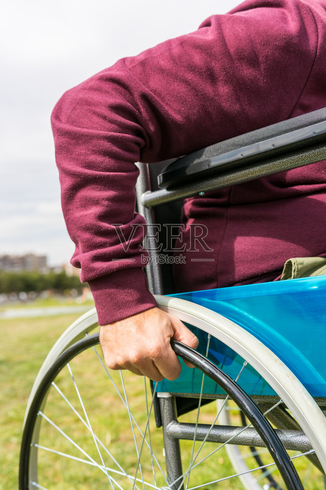 一个坐轮椅的人在公园里散步照片摄影图片