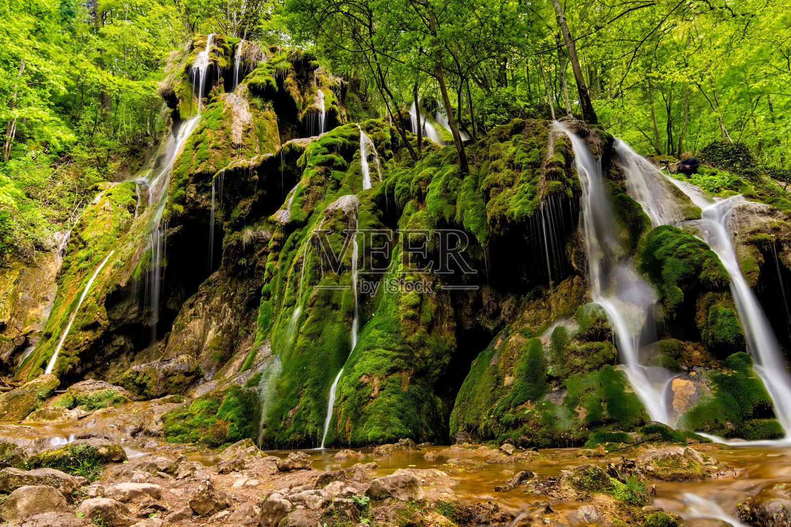 美丽的Beusnita瀑布在森林与绿色苔藓照片摄影图片