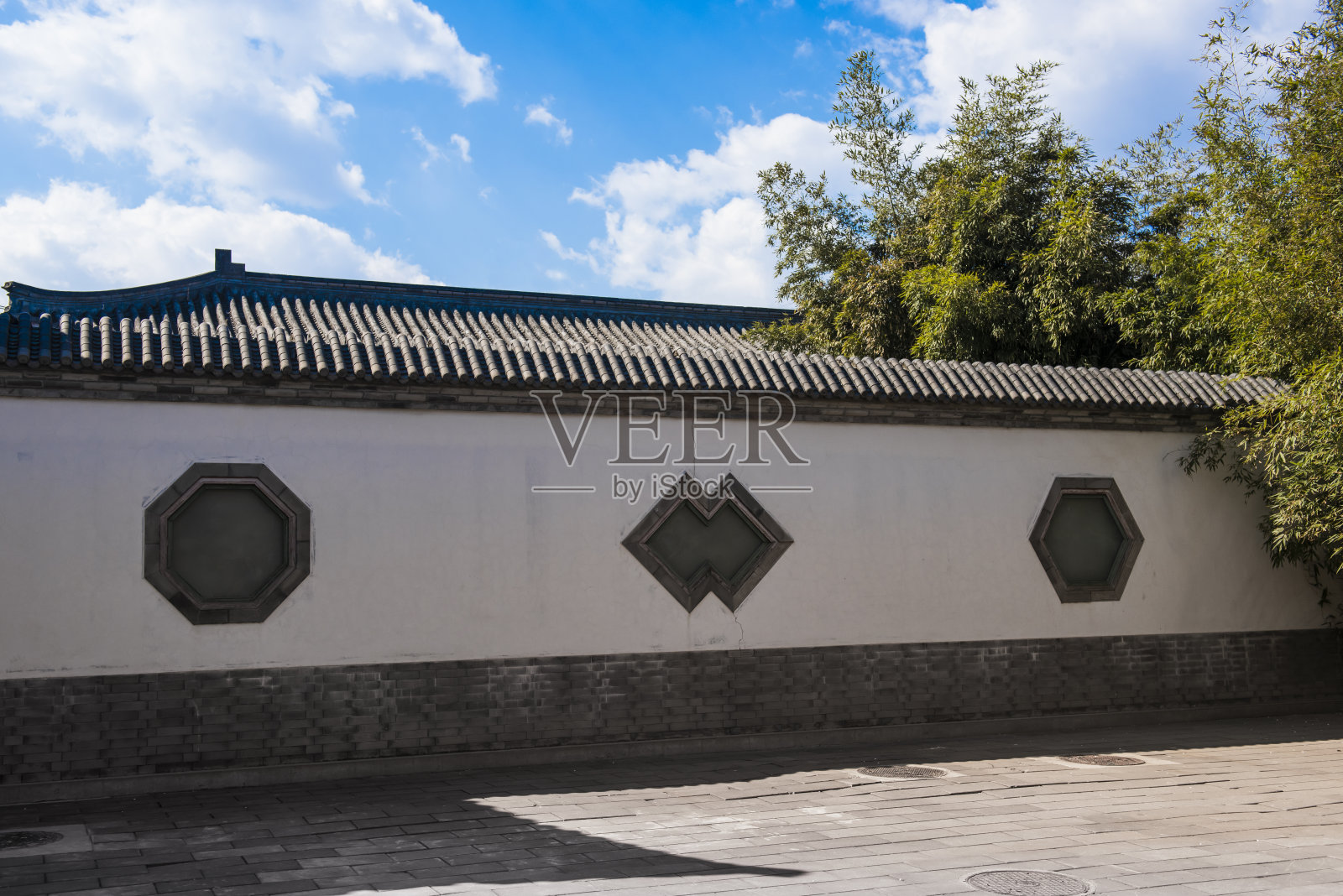 夏季天空背景和中国古代建筑墙体背景照片摄影图片