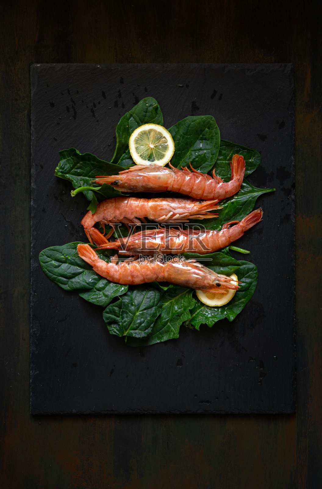 生鲜虾和菠菜照片摄影图片