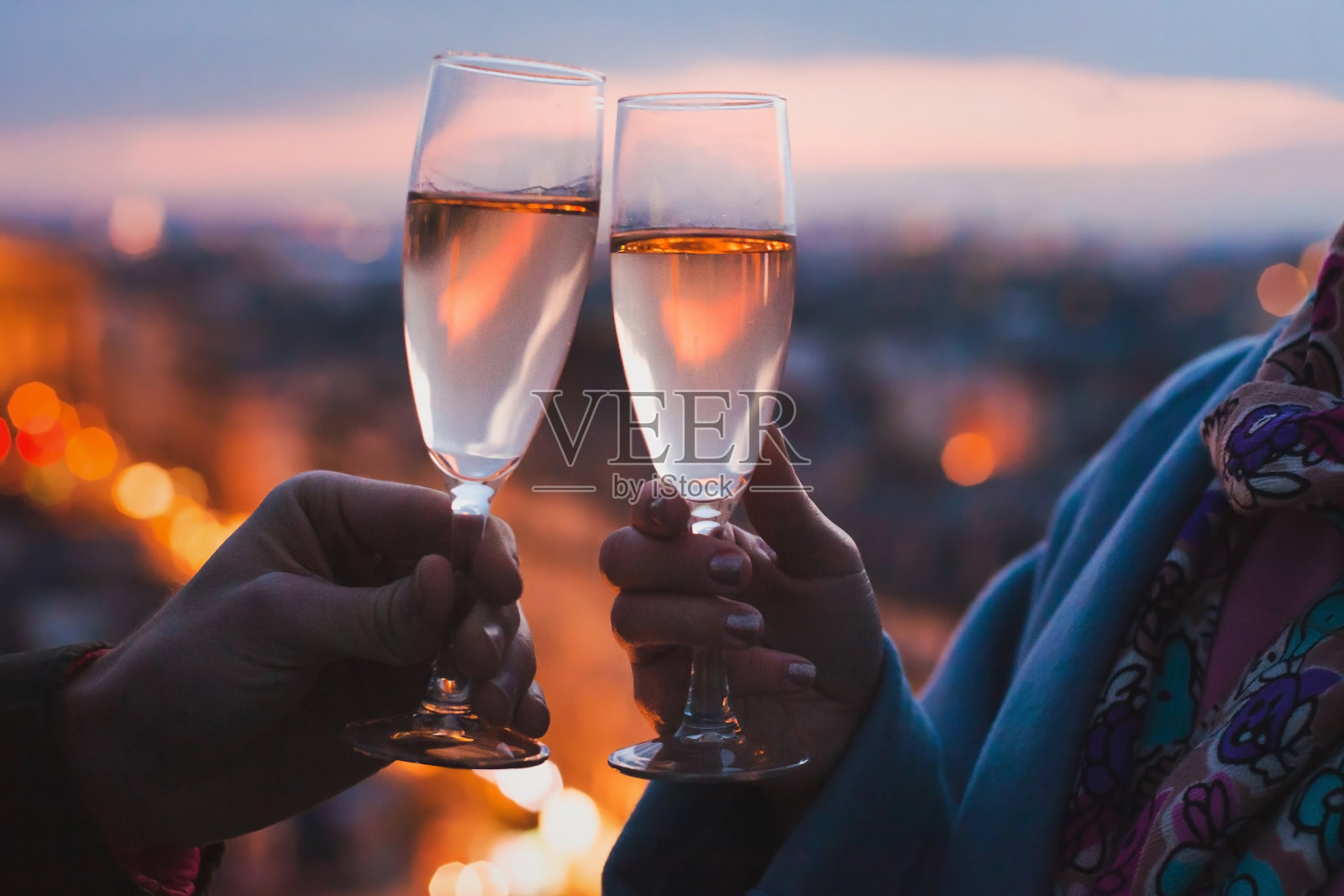 情侣在豪华酒店餐厅喝香槟或葡萄酒照片摄影图片