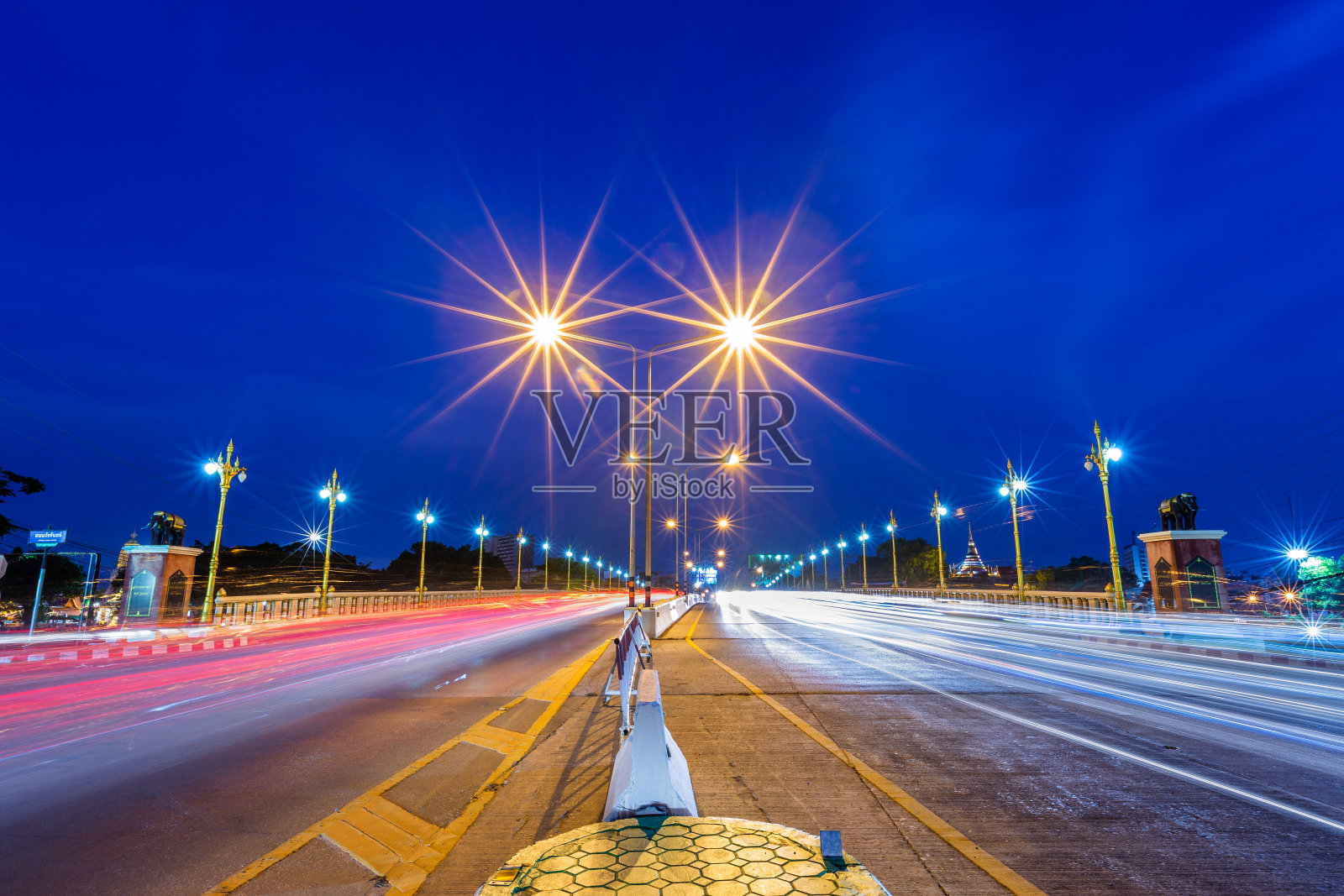 美丽的灯光在南河上的桥(纳瑞璇桥)在彭世洛市，泰国。照片摄影图片