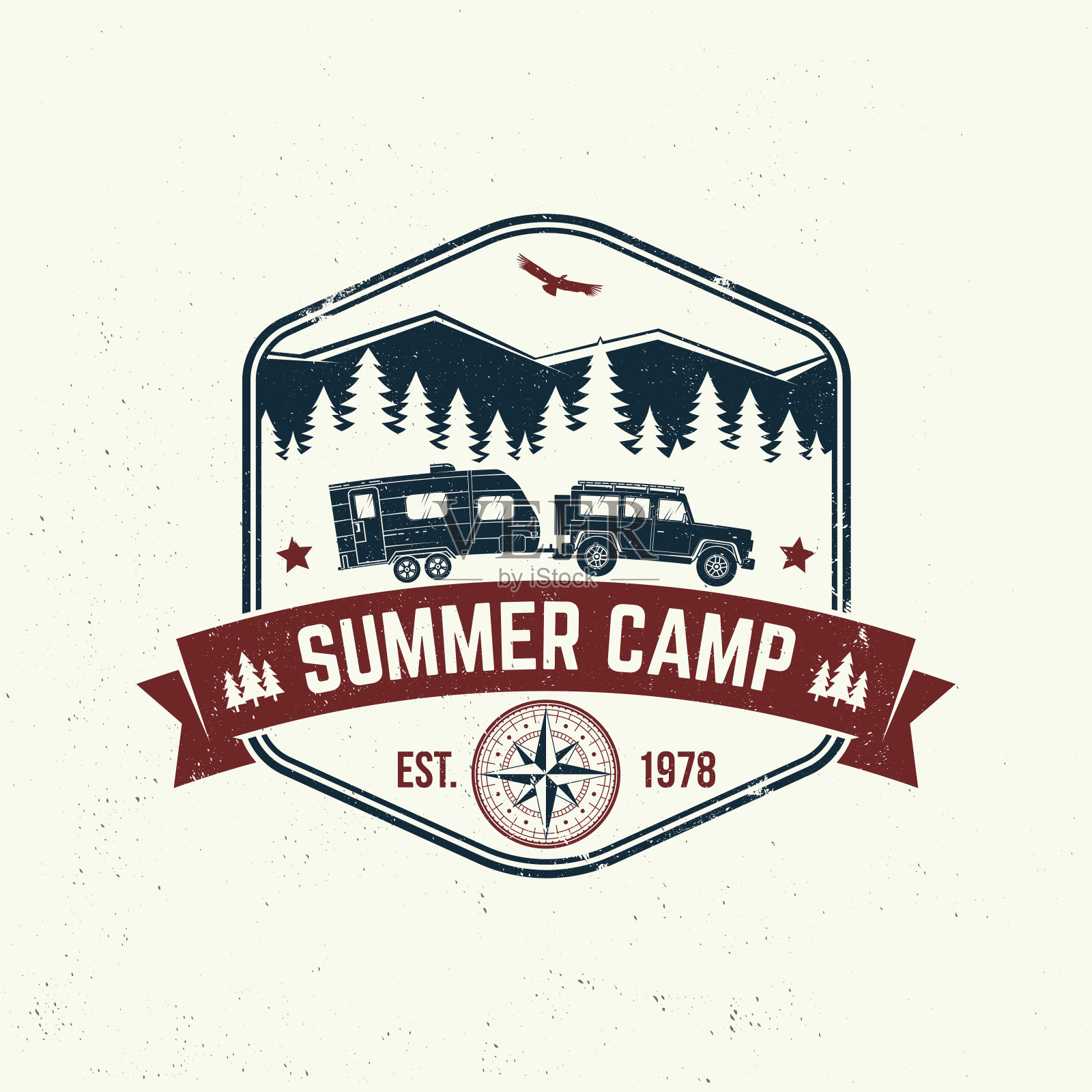 夏令营。向量。概念衬衫或标志，印刷，邮票或t恤。复古的排版设计与露营拖车，森林和山的轮廓。插画图片素材