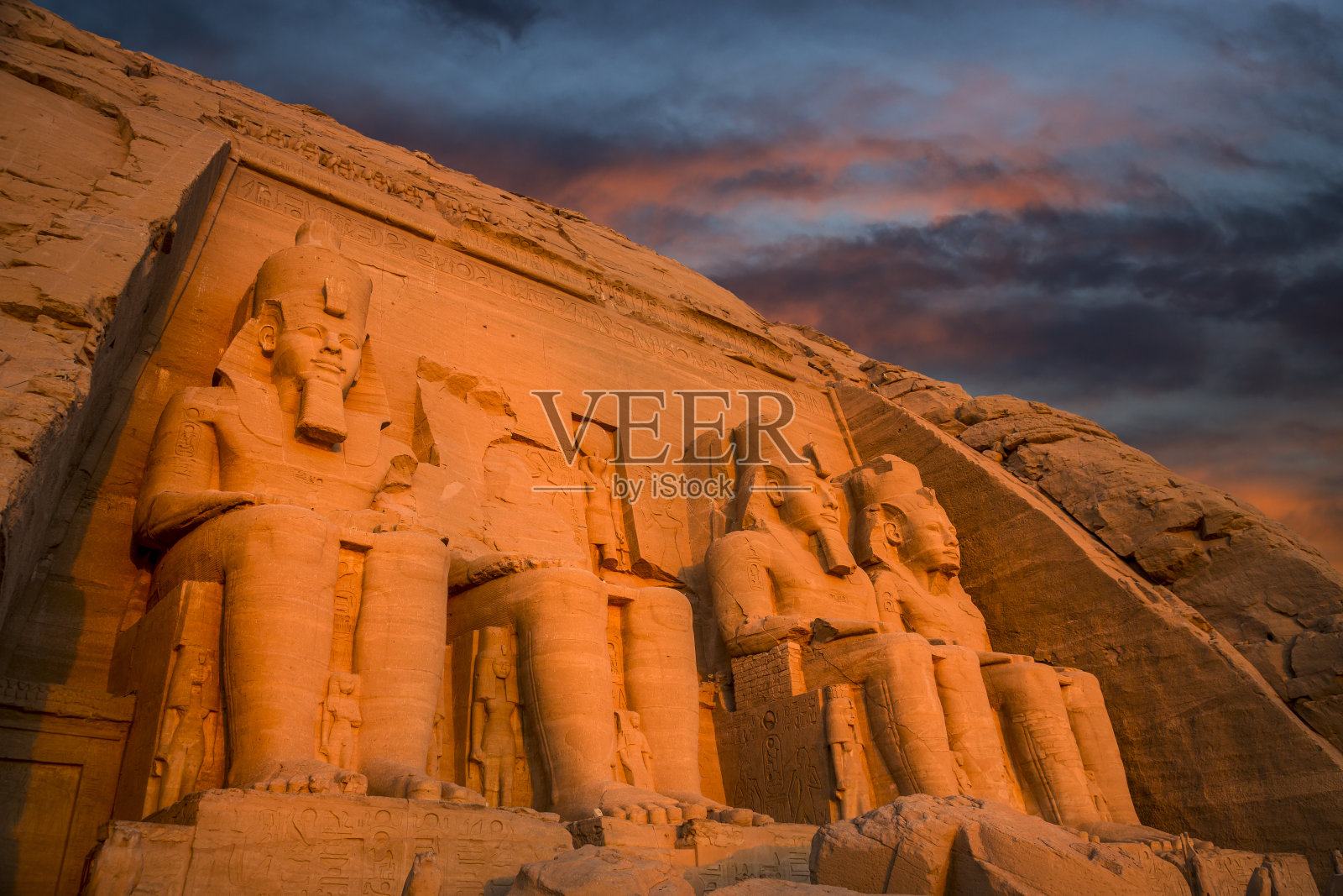 埃及，日落时分的阿布辛贝神庙照片摄影图片