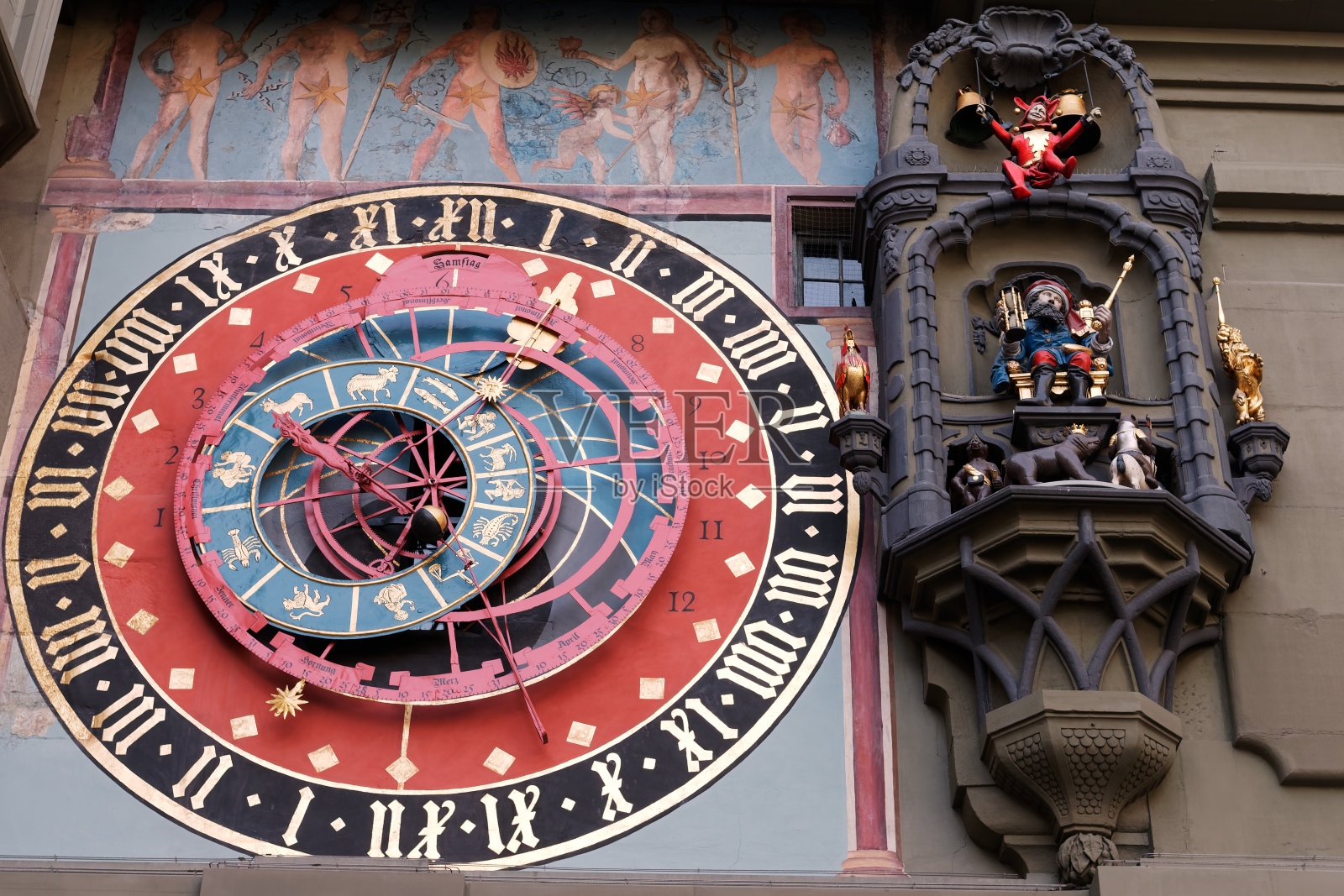 瑞士伯尔尼中世纪Zytglogge钟楼上的天文钟照片摄影图片