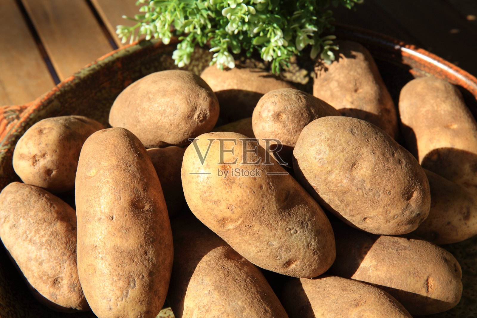 一个宽碗里的新鲜土豆照片摄影图片