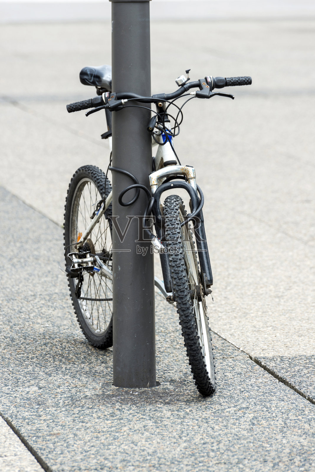 在法国巴黎拉德芳斯，安全停放的自行车照片摄影图片