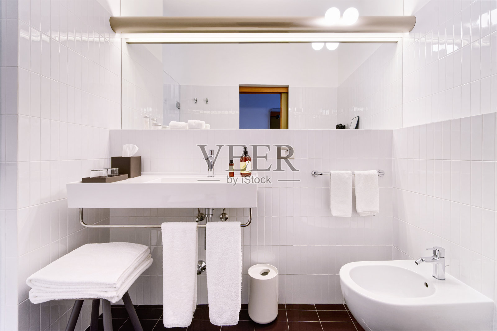 美丽的酒店浴室上的白色和灯光背景照片摄影图片