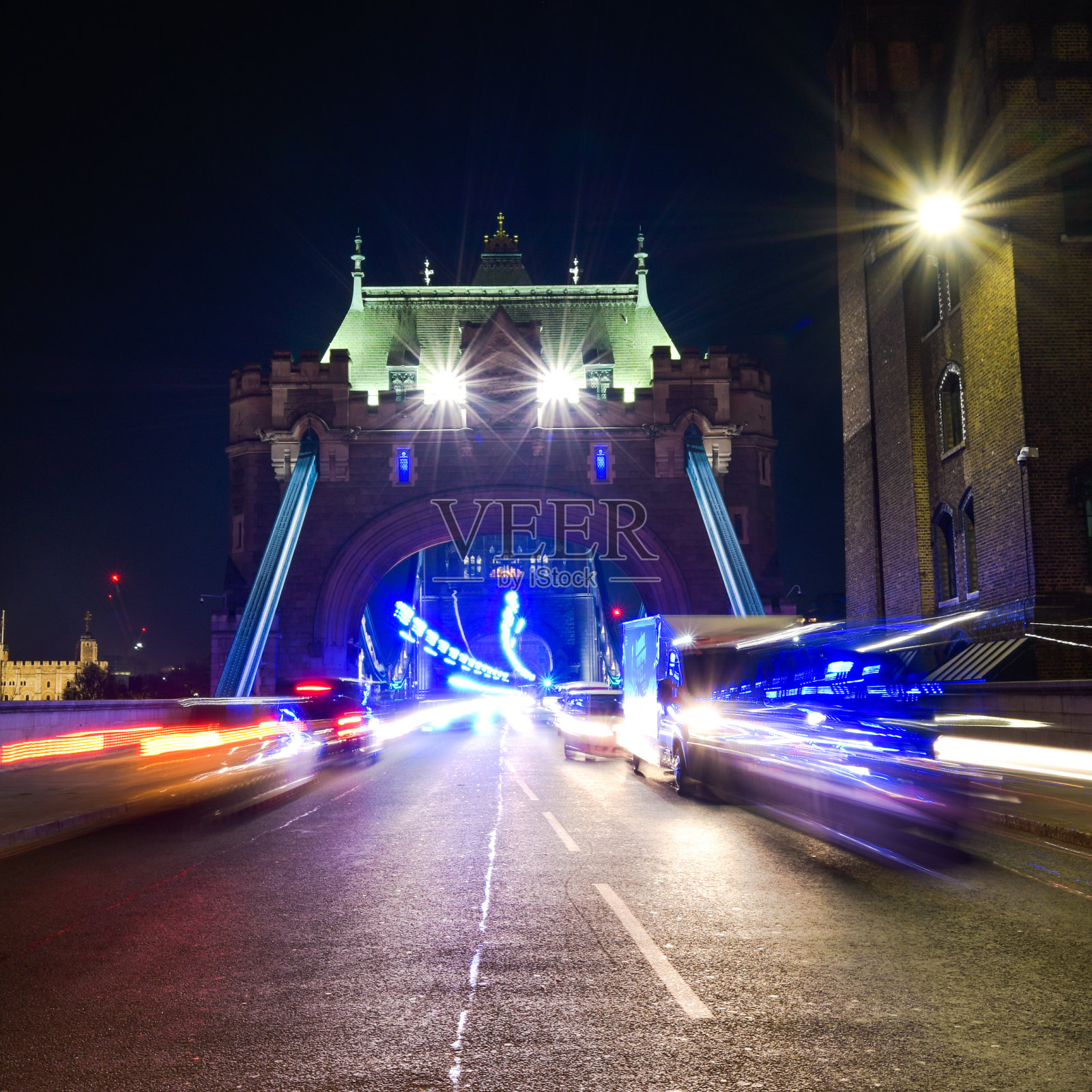 冲过伦敦塔桥照片摄影图片