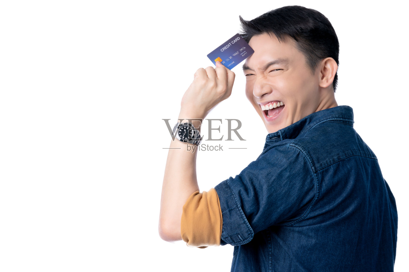 商务交流理念概念与亚洲有吸引力的男性休闲t恤手信用卡智能手机微笑和幸福手势姿势现在点显示快乐的时刻照片摄影图片