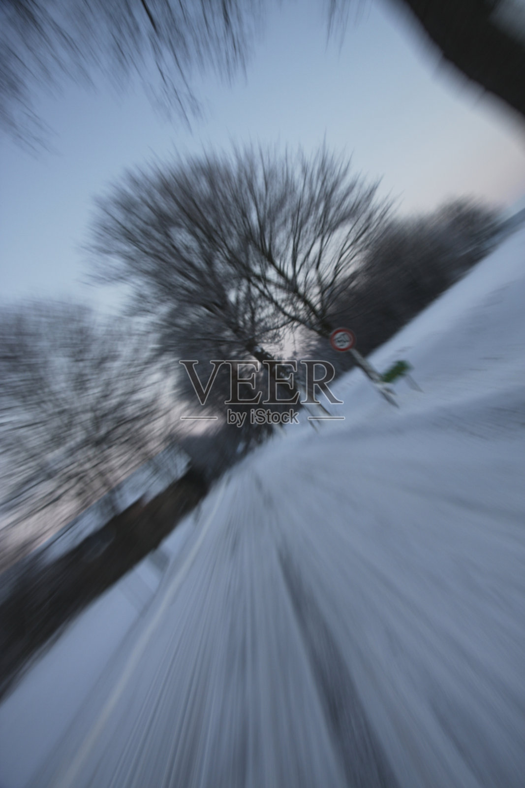 下雪的冬季道路与运动模糊照片摄影图片