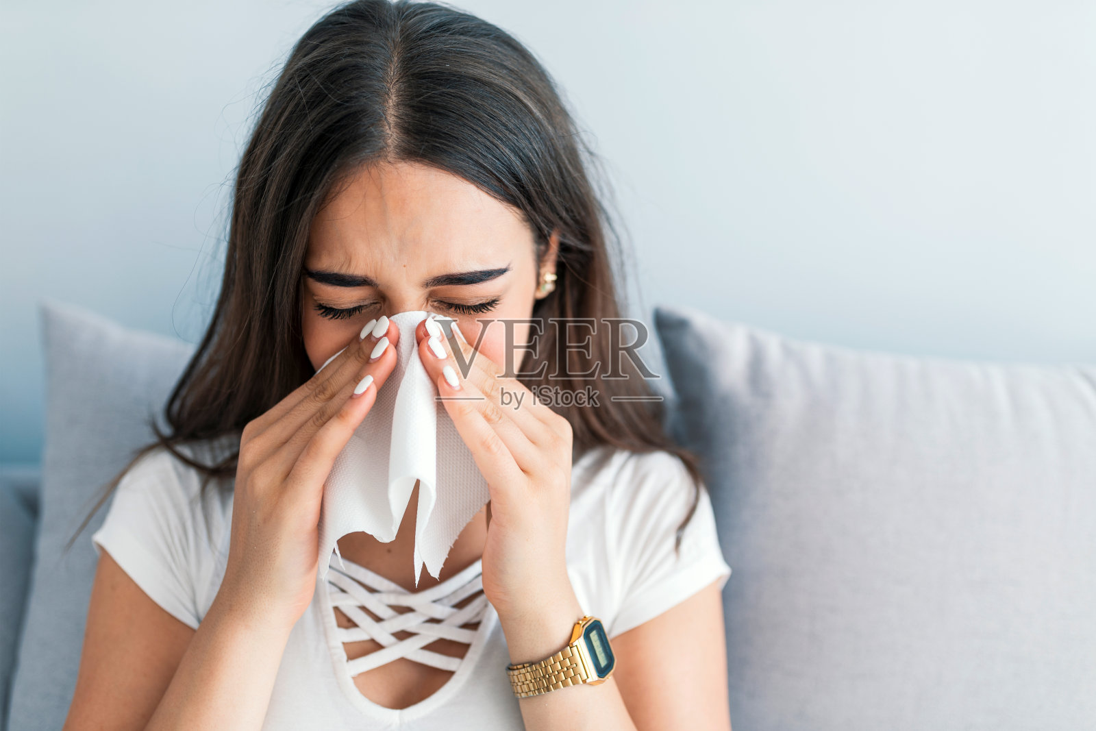 医疗保健，感冒，过敏和生病的妇女在家里用纸巾擤鼻涕照片摄影图片