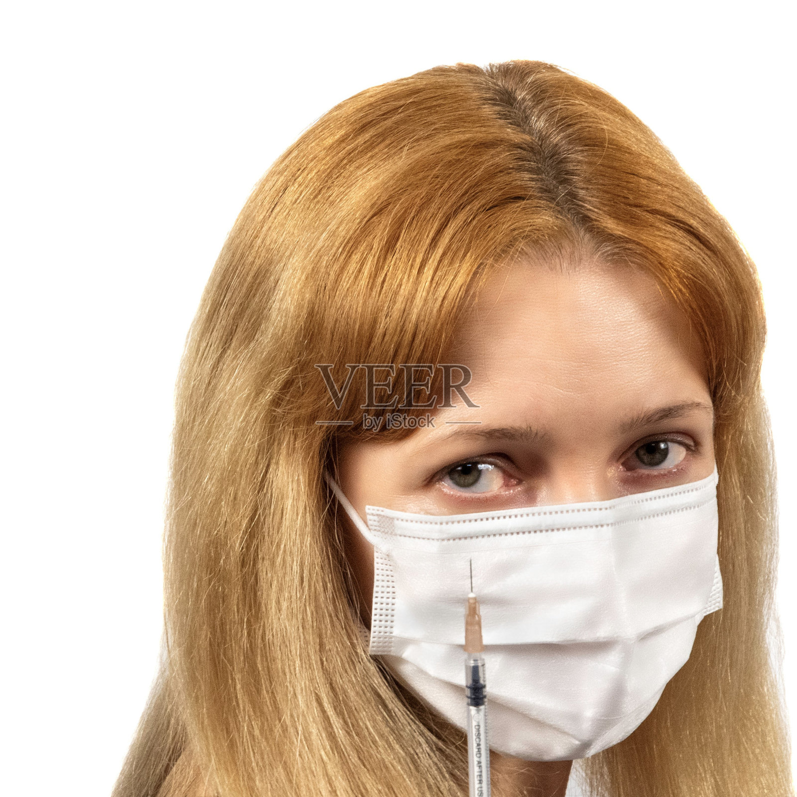 戴着医用口罩以抵御冠状病毒流行的女孩在白色背景上被隔离照片摄影图片