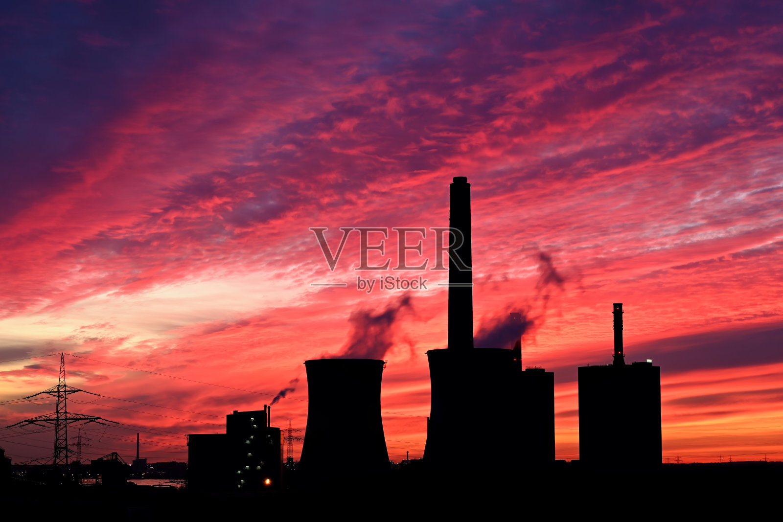 戏剧性的日落在工业区剪影天际线在鲁尔，德国照片摄影图片