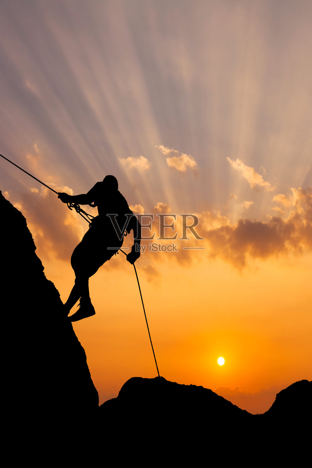 攀登者在日落天空的背景照片摄影图片
