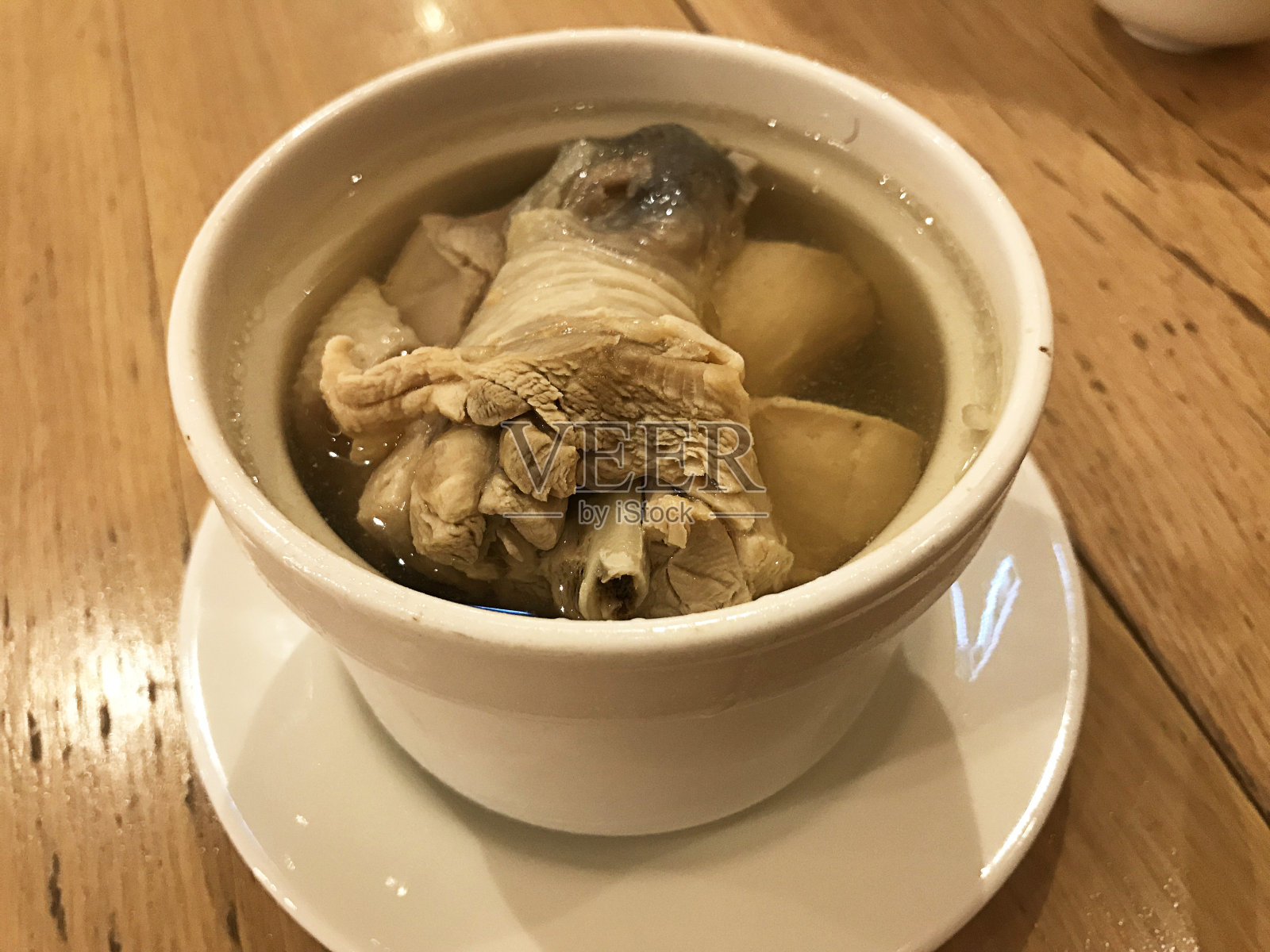 泰国温和的炖鸡汤。照片摄影图片