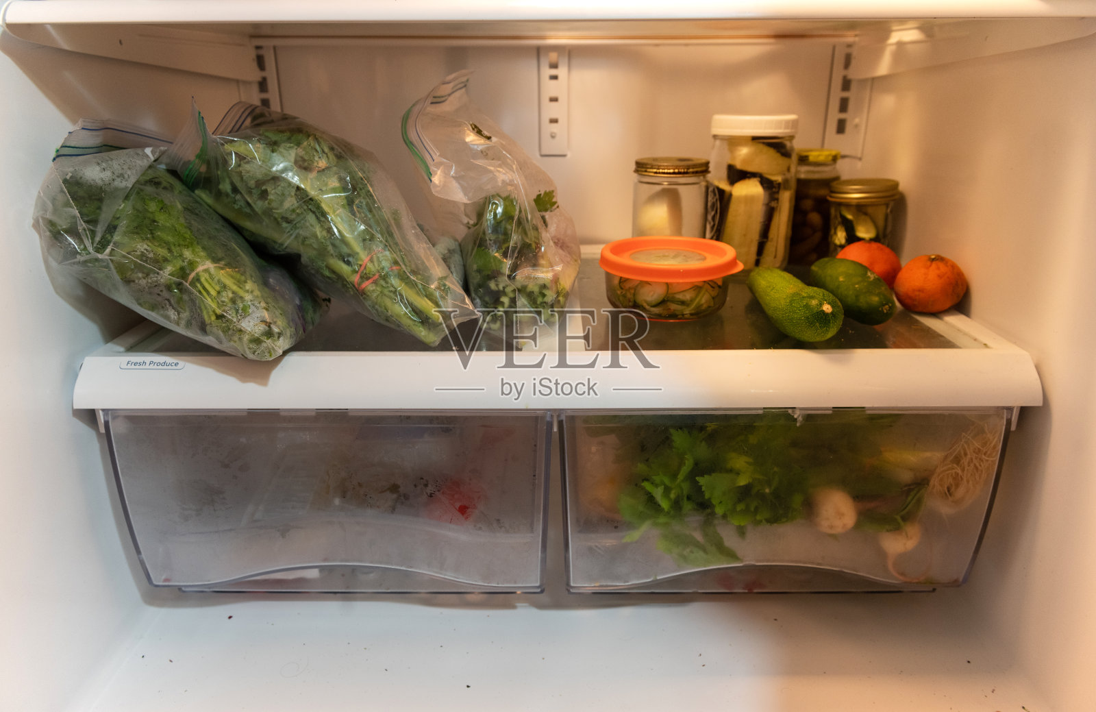 在冠状病毒封锁期间，冰箱内部的静物和素食照片摄影图片