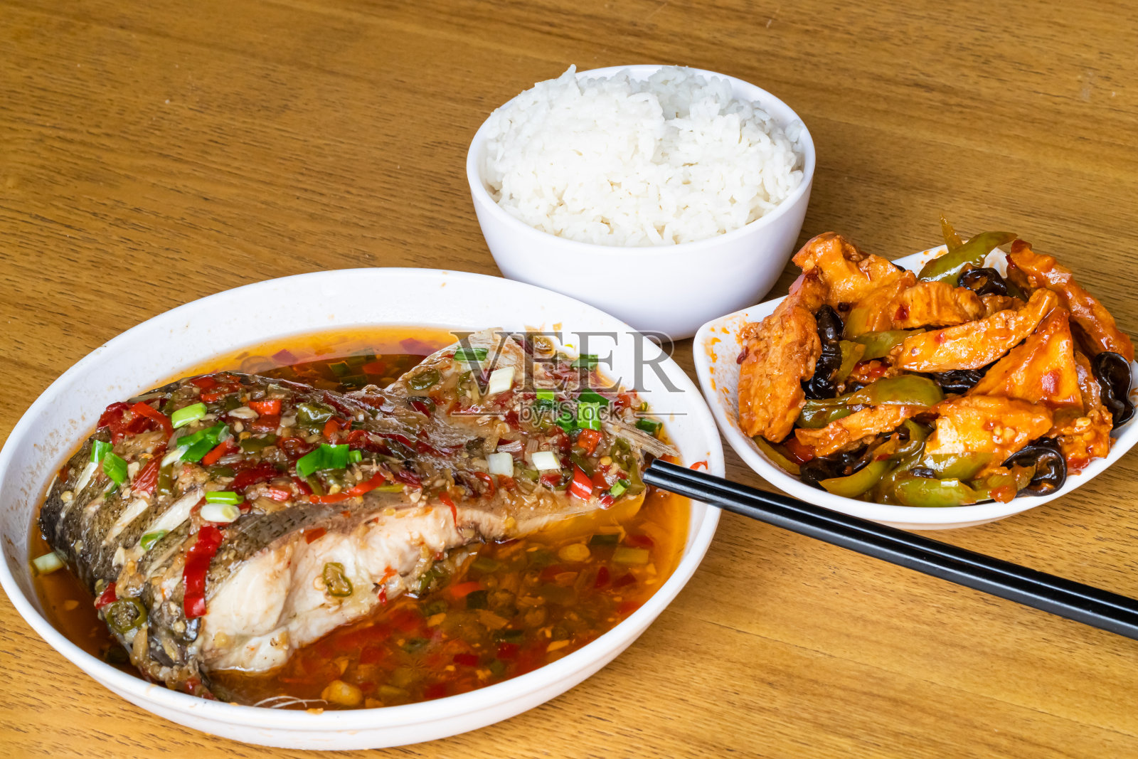 中餐是红椒清蒸鱼、炒豆腐，主食是米饭照片摄影图片