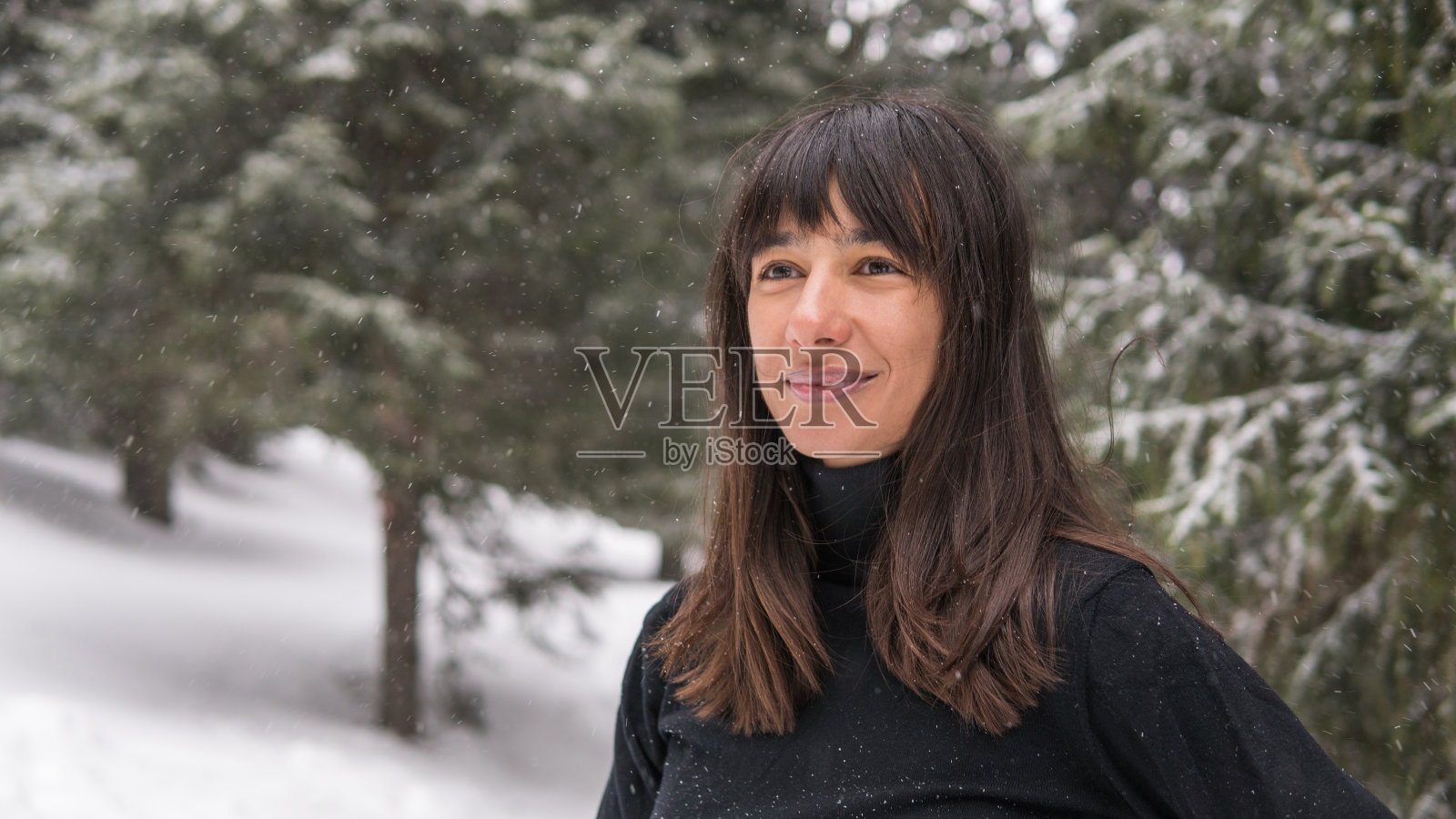 一个美丽的滑雪女子在雪林的肖像照片摄影图片