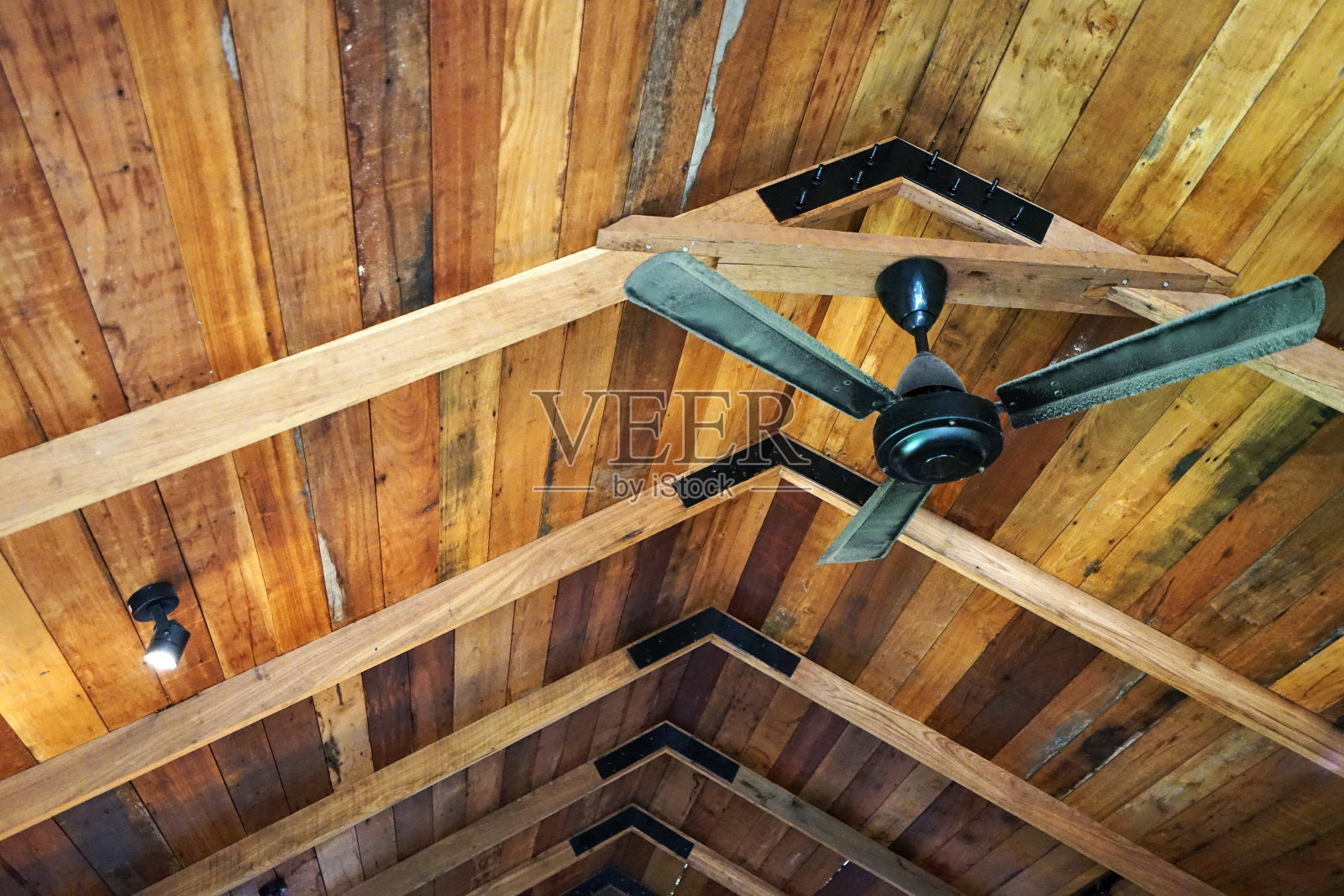 木结构建筑的室内设计及天花板装饰照片摄影图片