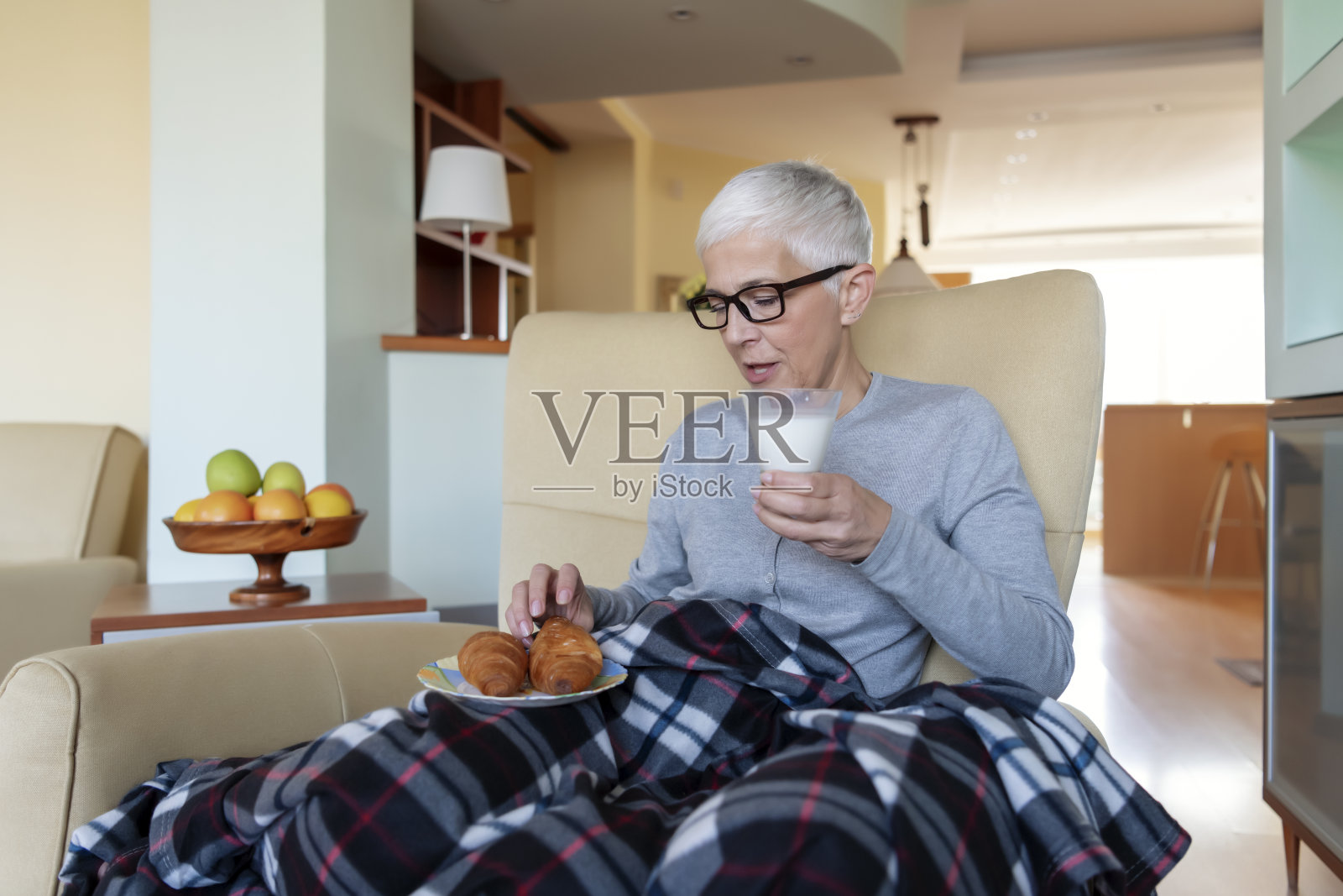 健康饮食的女人照片摄影图片