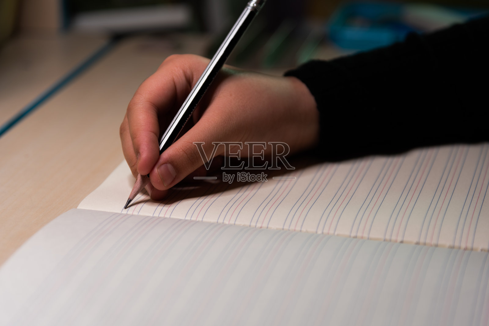 一个女孩正在用右手写英语照片摄影图片