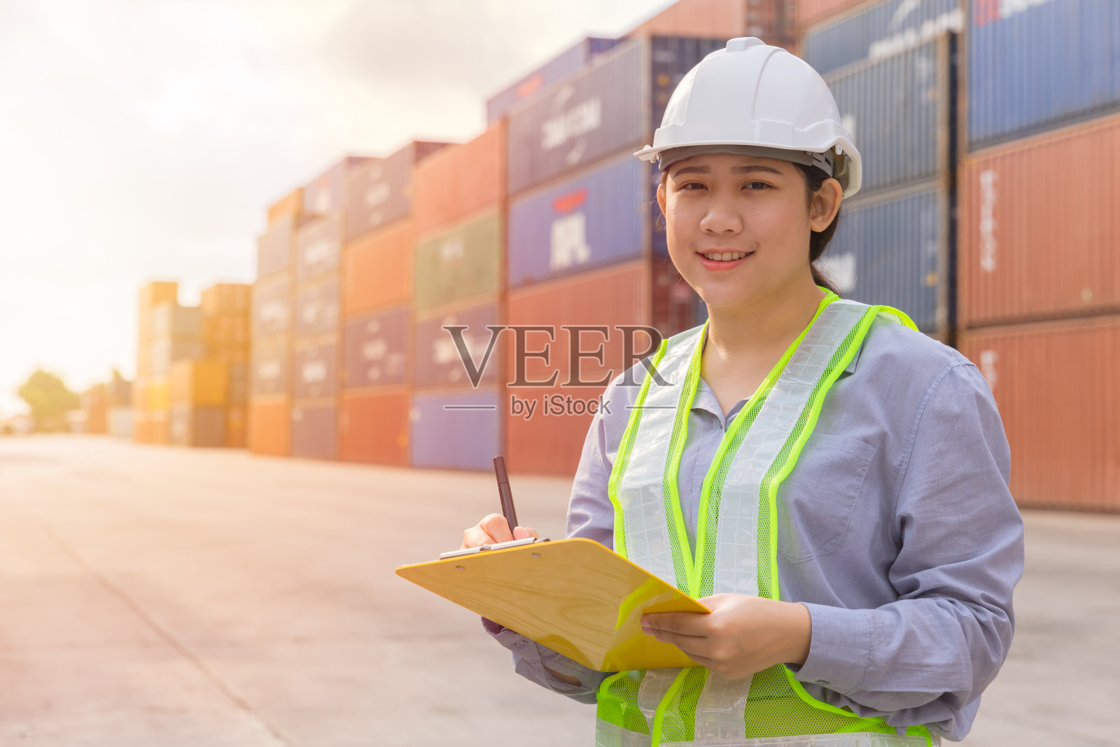 亚洲青年快乐工人检查库存在航运港口工作管理进出口货物集装箱。照片摄影图片