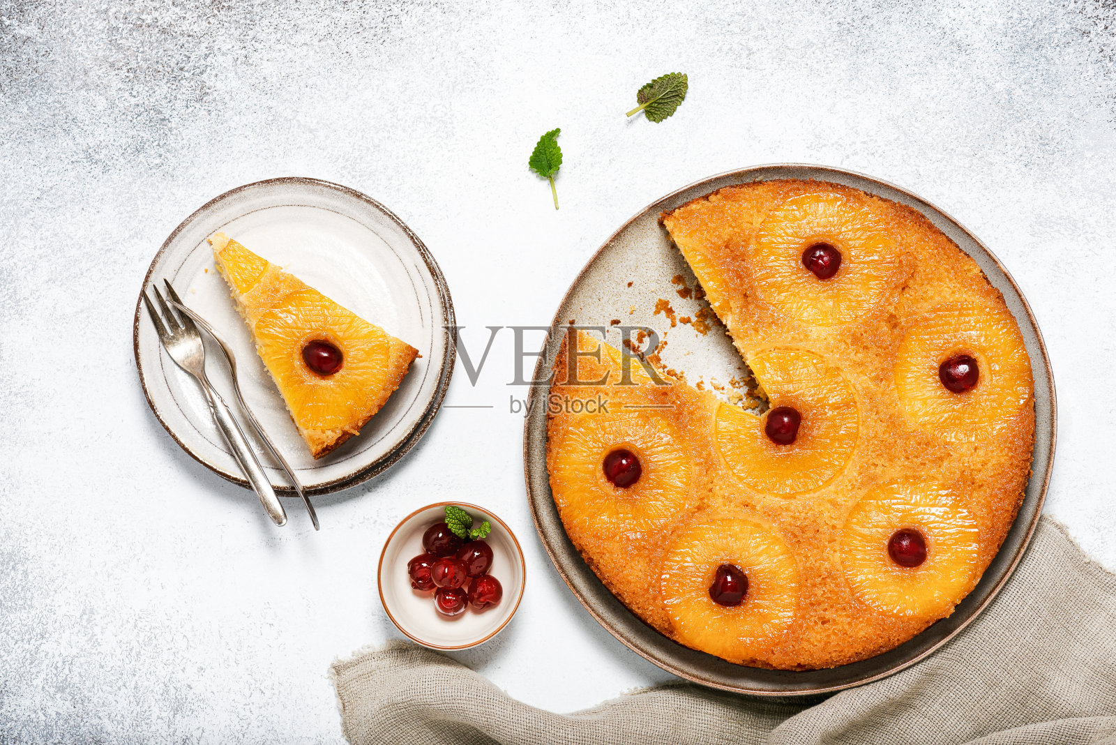 切片菠萝蛋糕与糖果樱桃和焦糖。照片摄影图片