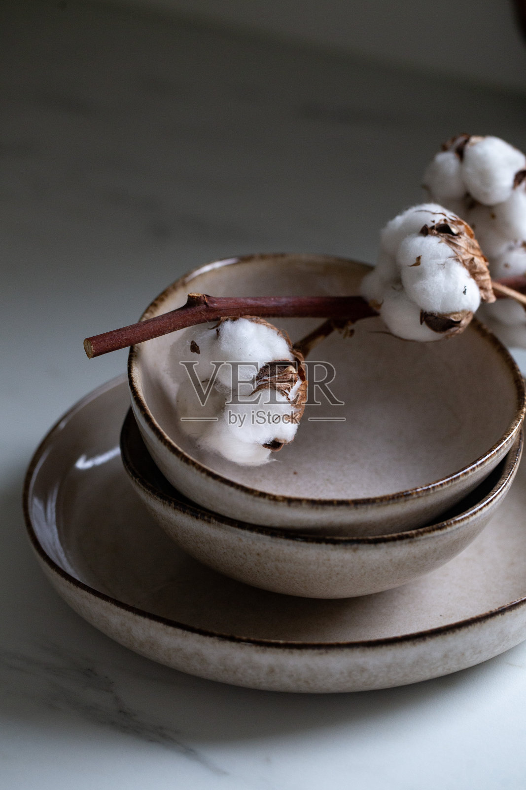 白色背景上的棕色乡村手工厨具。中性色调的陶瓷盘子，斯堪的纳维亚风格。照片摄影图片