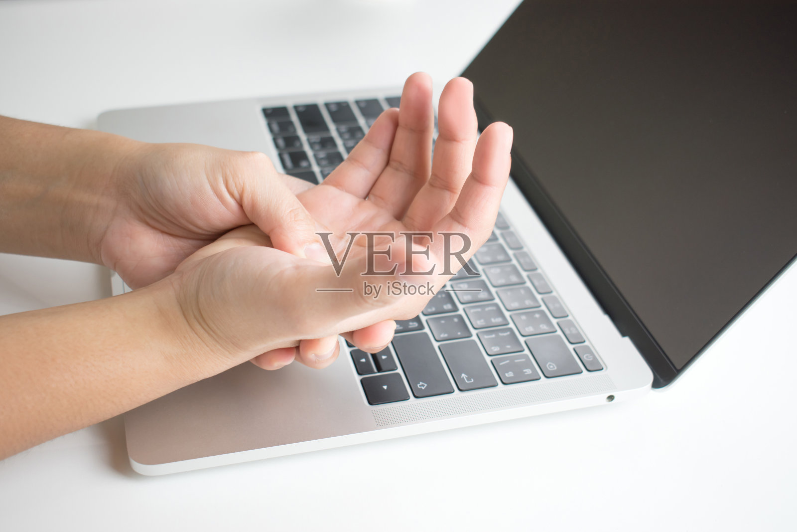 长时间使用键盘、鼠标所致的办公室综合征女性手部疼痛侧视照片摄影图片