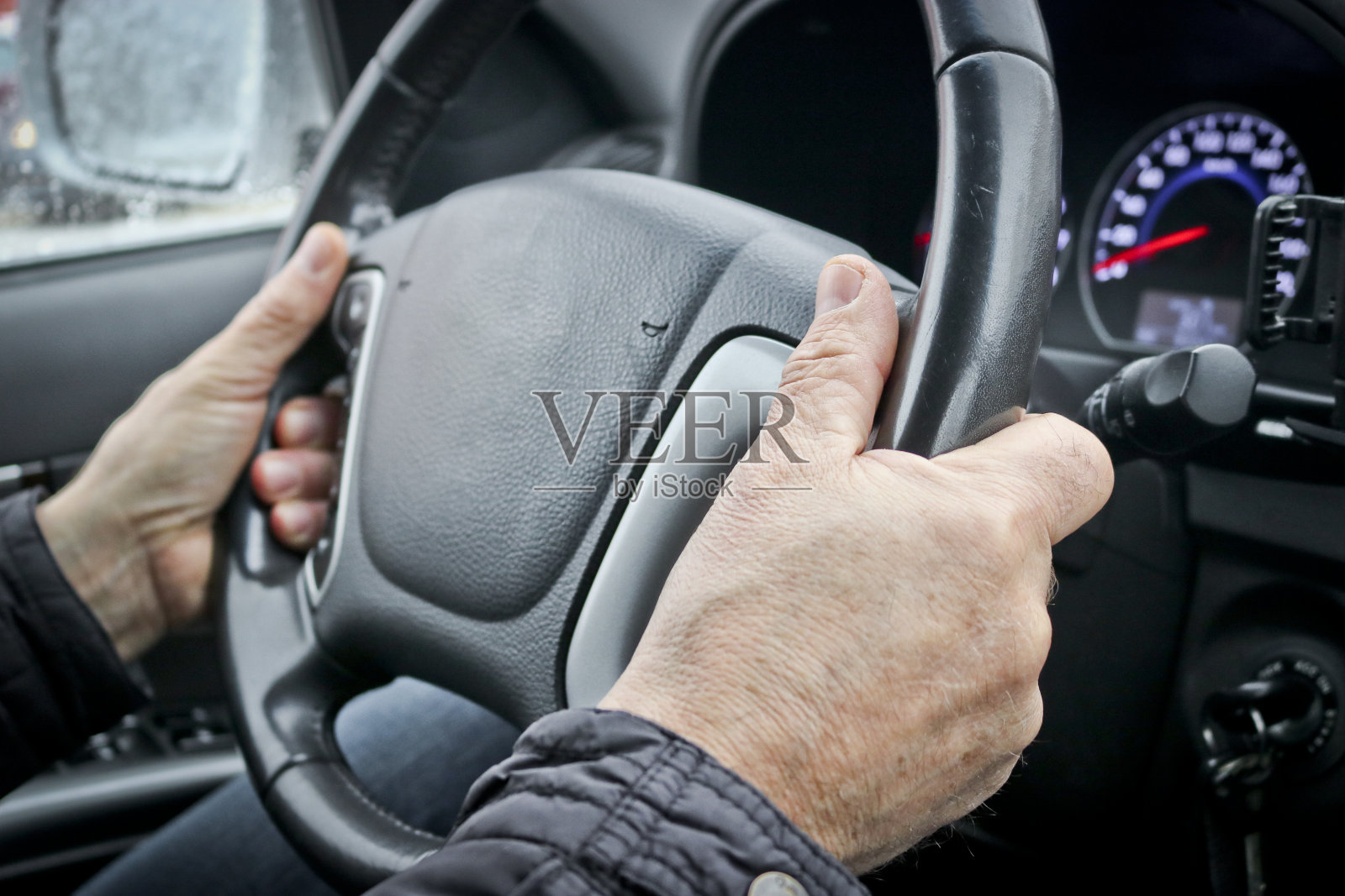男人的手放在方向盘上。司机控制汽车。照片摄影图片