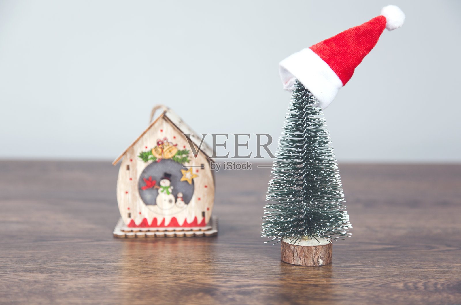 圣诞树和房子模型在桌子上照片摄影图片