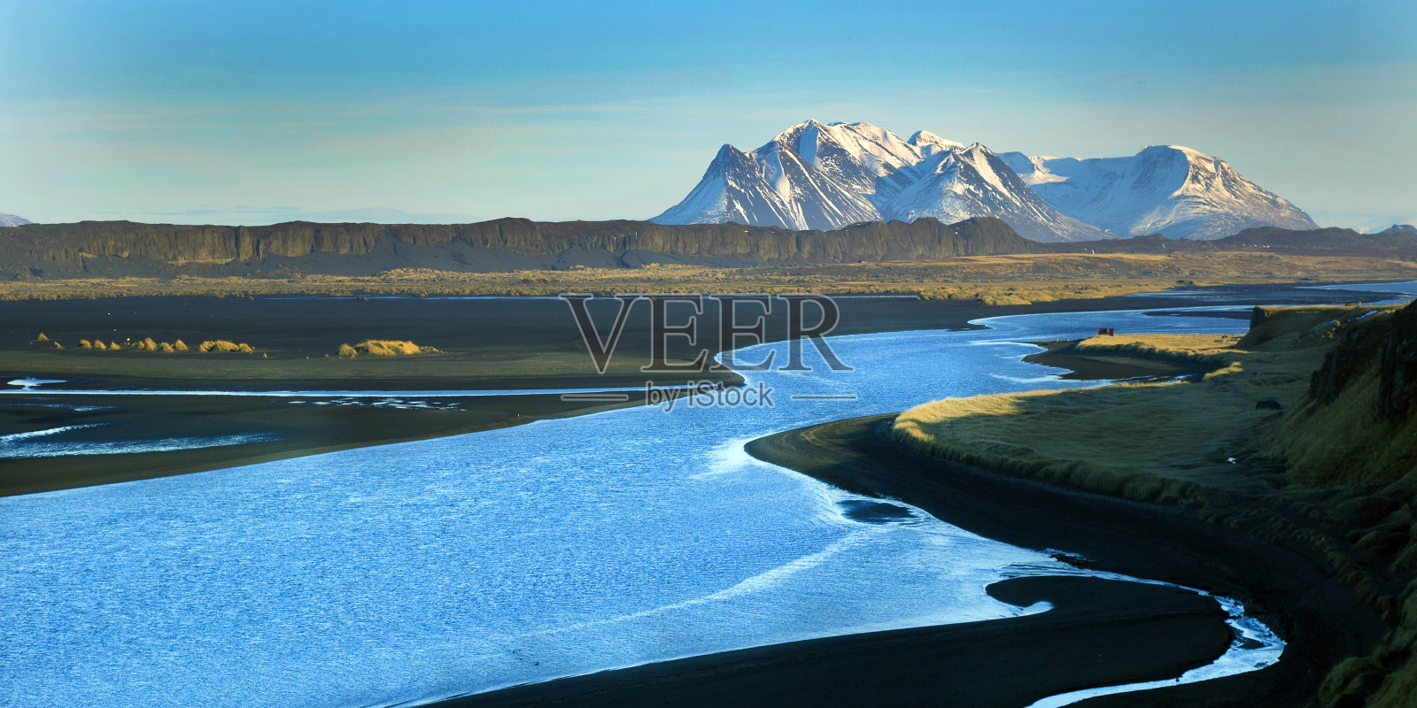 雪帽山脉与地形景观在冰岛的前面照片摄影图片