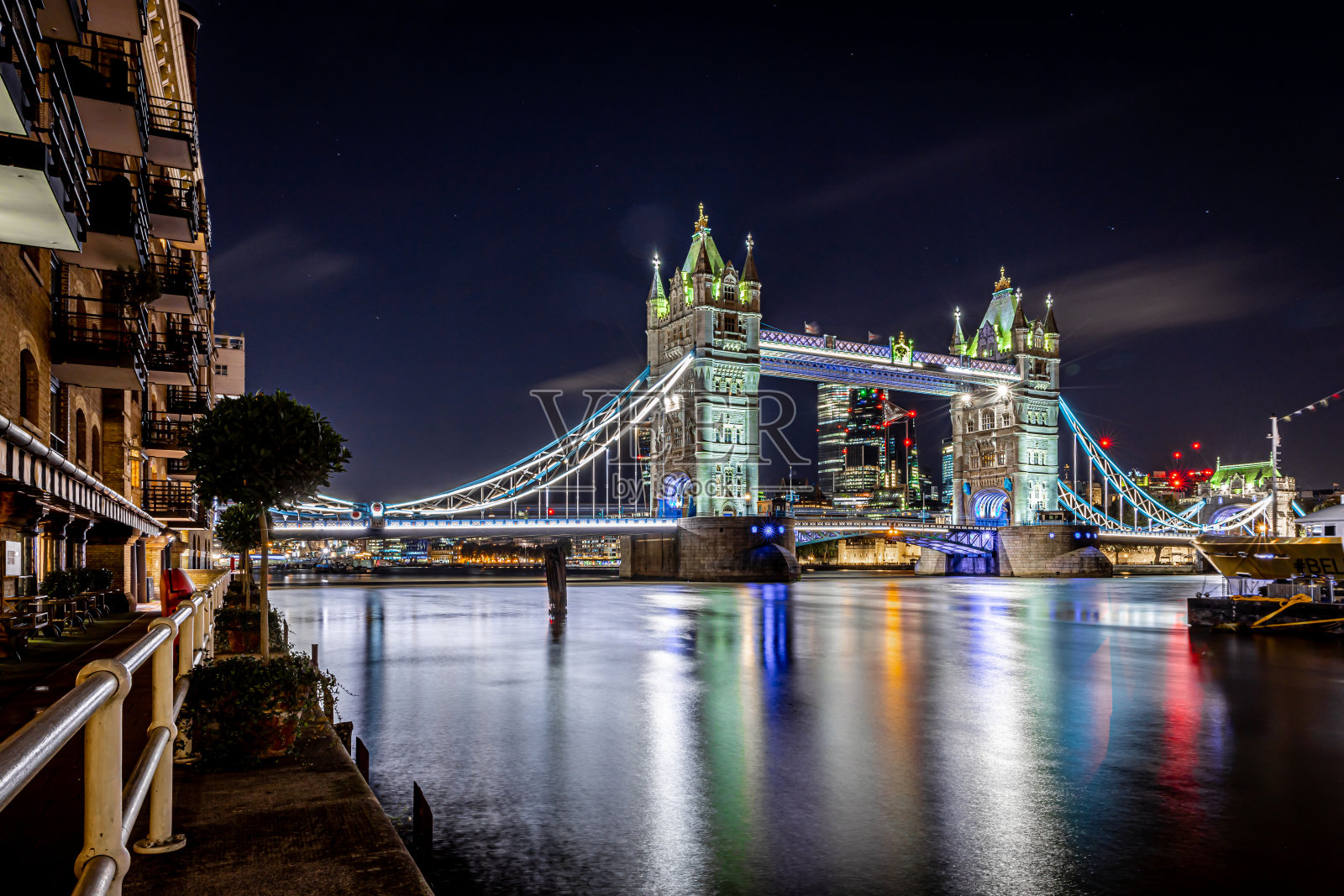 伦敦塔桥在长夜中暴露照片摄影图片