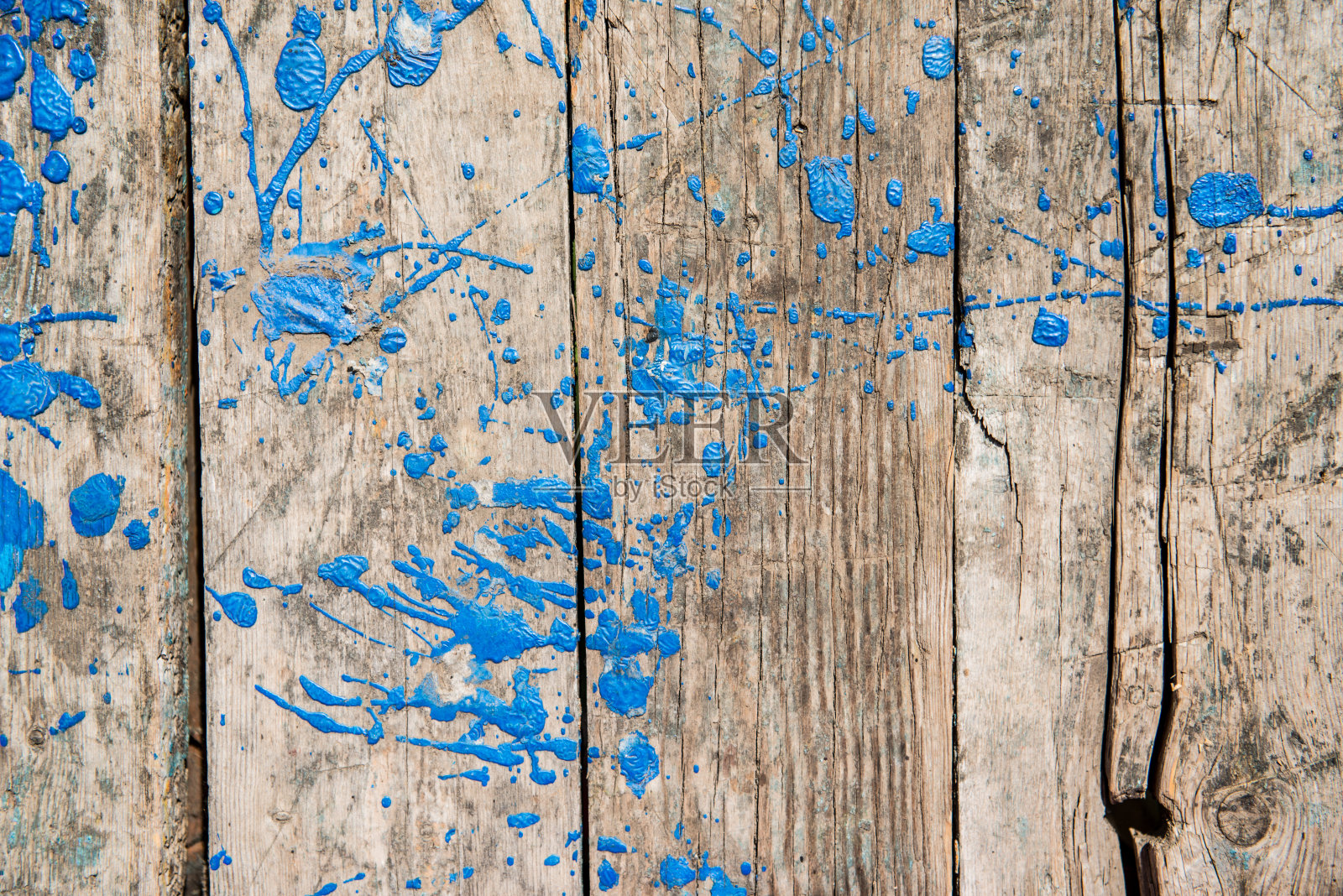 油漆上有蓝色污渍的风化的旧木板照片摄影图片