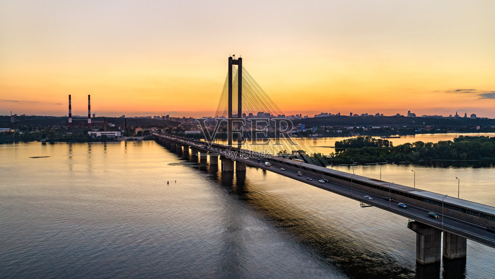 横跨乌克兰基辅第聂伯河的南桥照片摄影图片