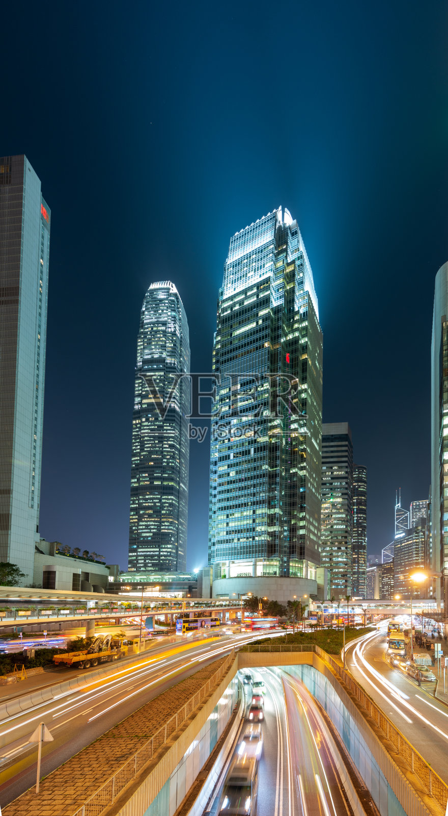 香港摩天大楼的低角度夜景照片摄影图片