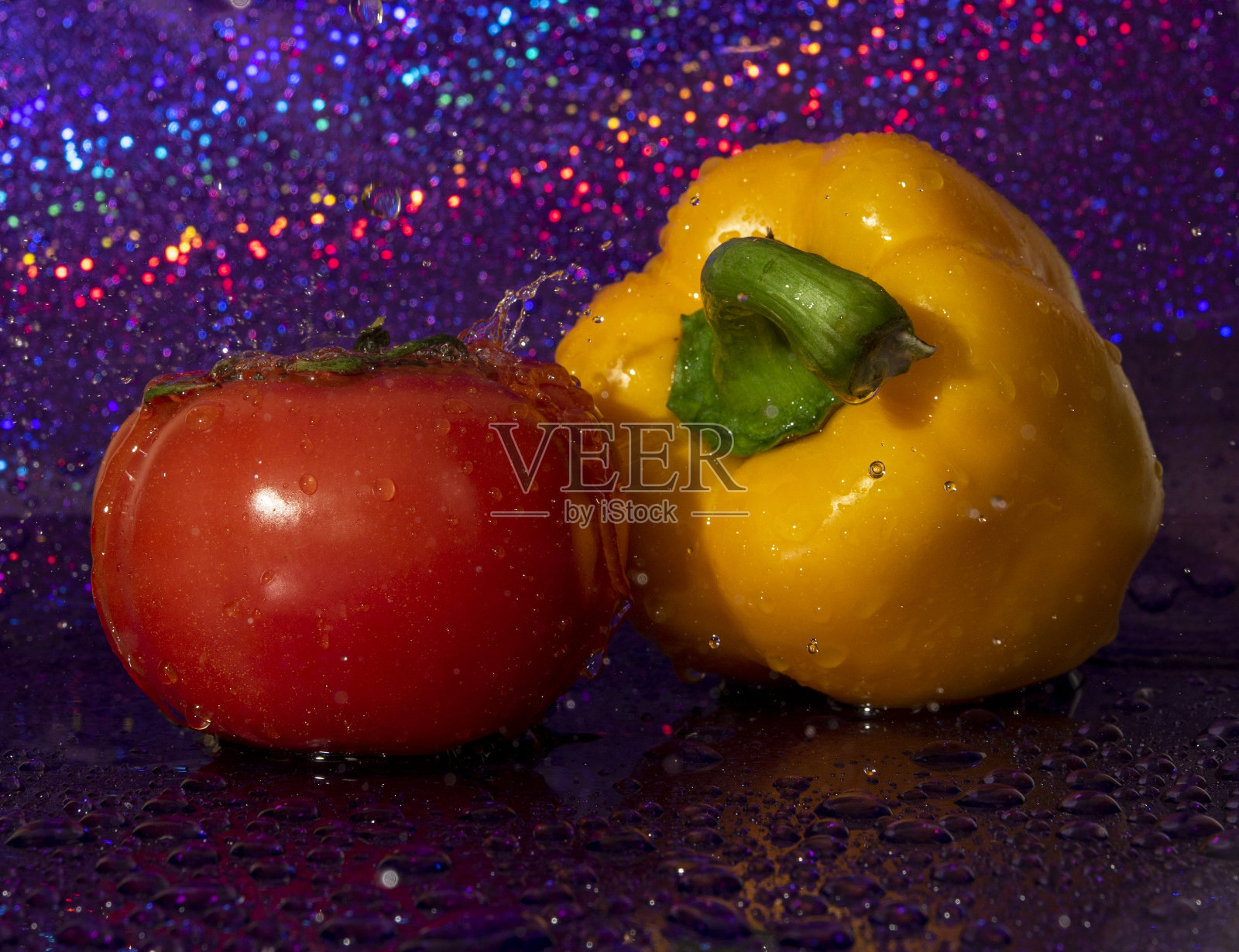 红番茄和黄辣椒喷水照片摄影图片