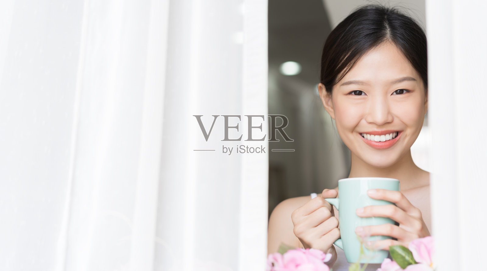 肖像亚洲美女放松与咖啡在家里。女孩和咖啡茶在早上在窗口。照片摄影图片