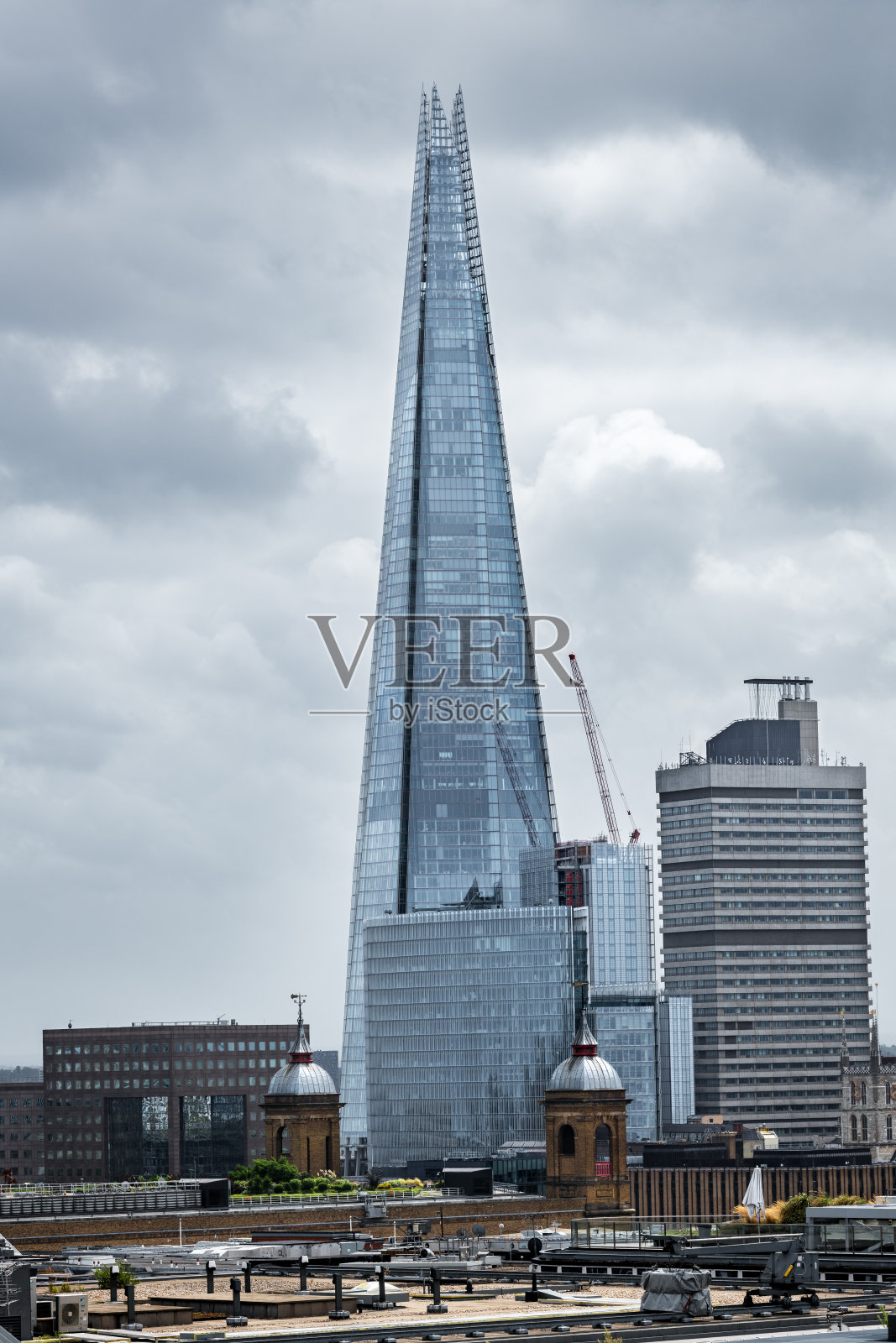 伦敦的天际线，碎片大厦映衬着阴云密布的天空照片摄影图片