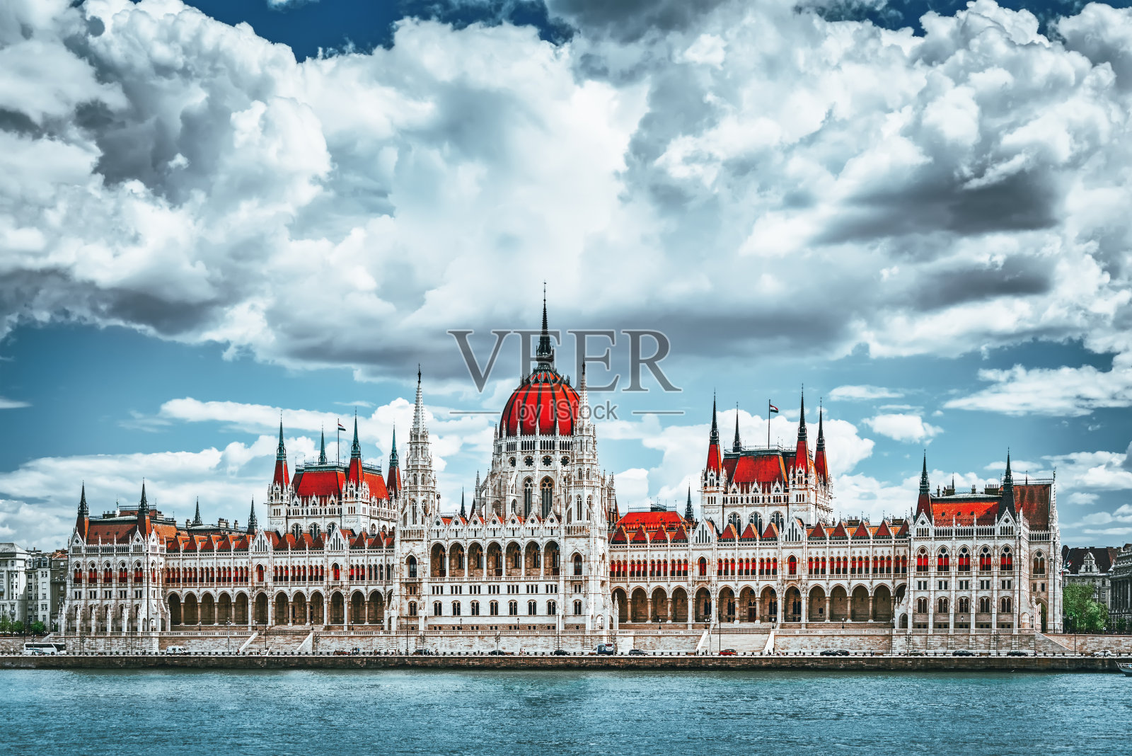 白天的匈牙利议会。布达佩斯。照片摄影图片