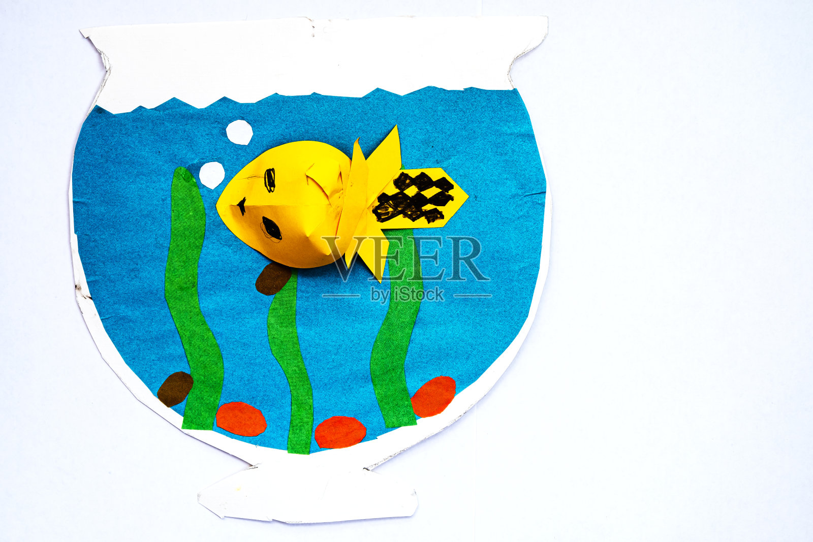 儿童应用程序。带着海藻和蓝色水的水族箱里的黄色鱼。横向拷贝空间权插画图片素材