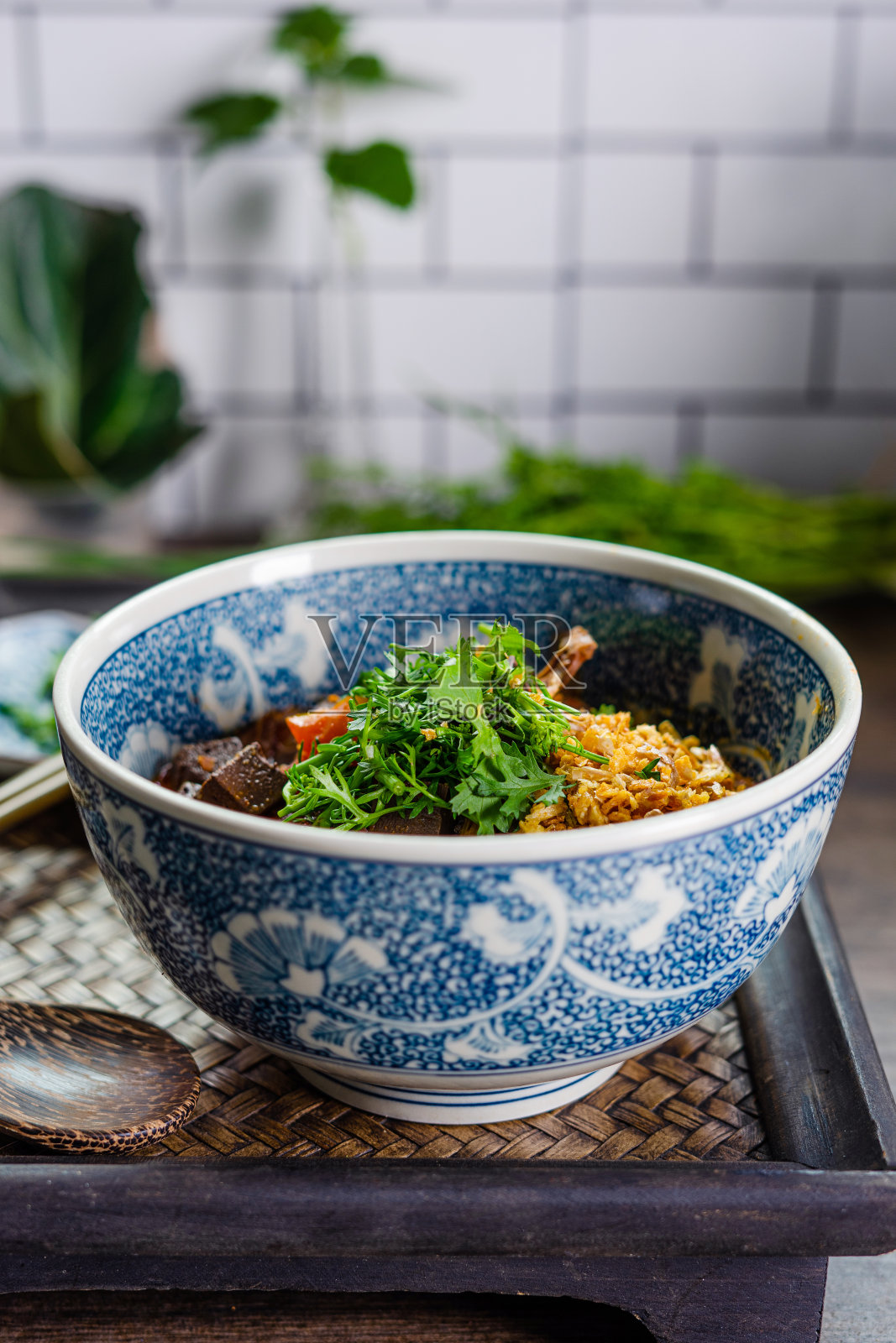 泰国菜，黑色餐桌上的香辣猪肉粉。照片摄影图片
