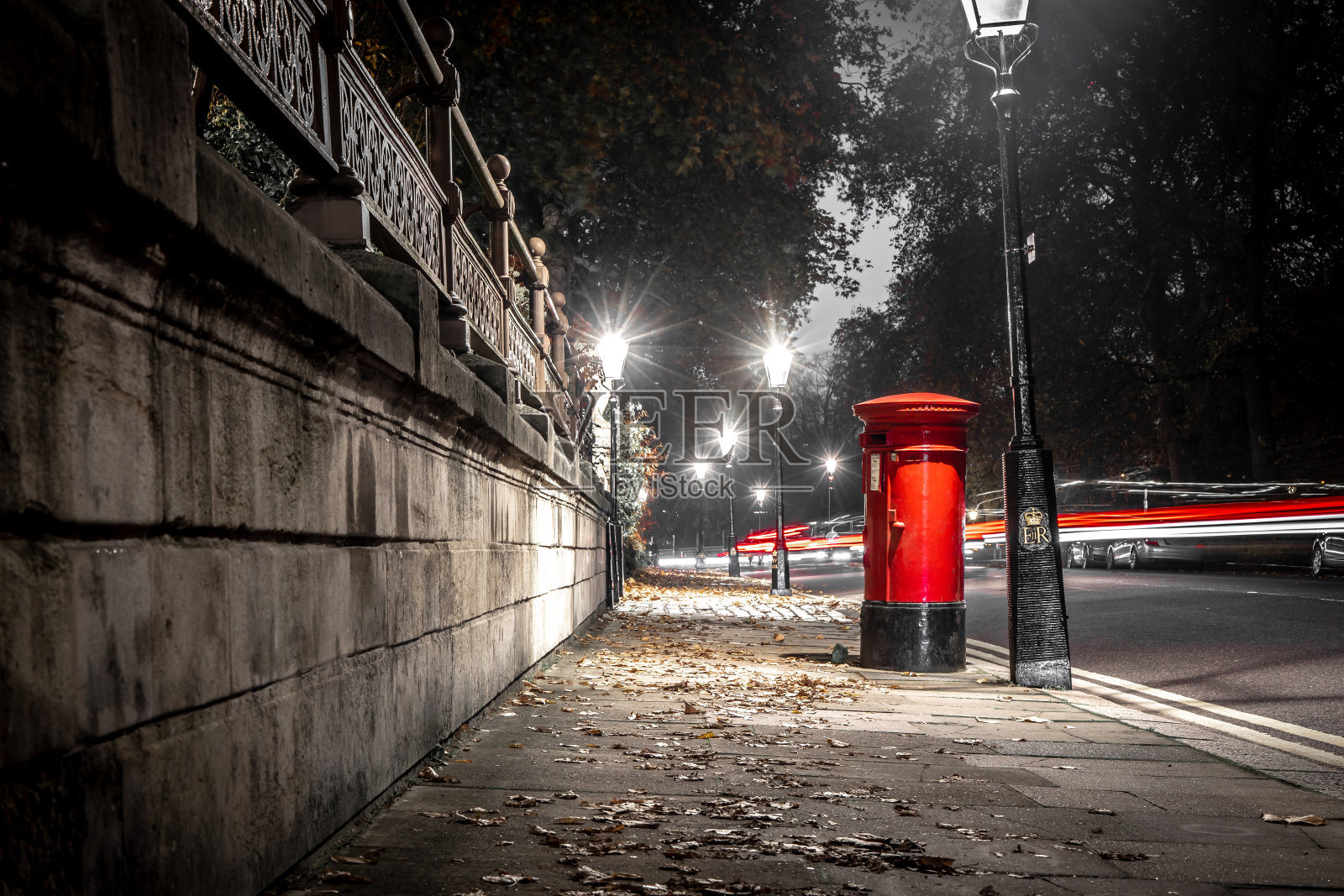 伦敦夜间典型的红色邮筒照片摄影图片