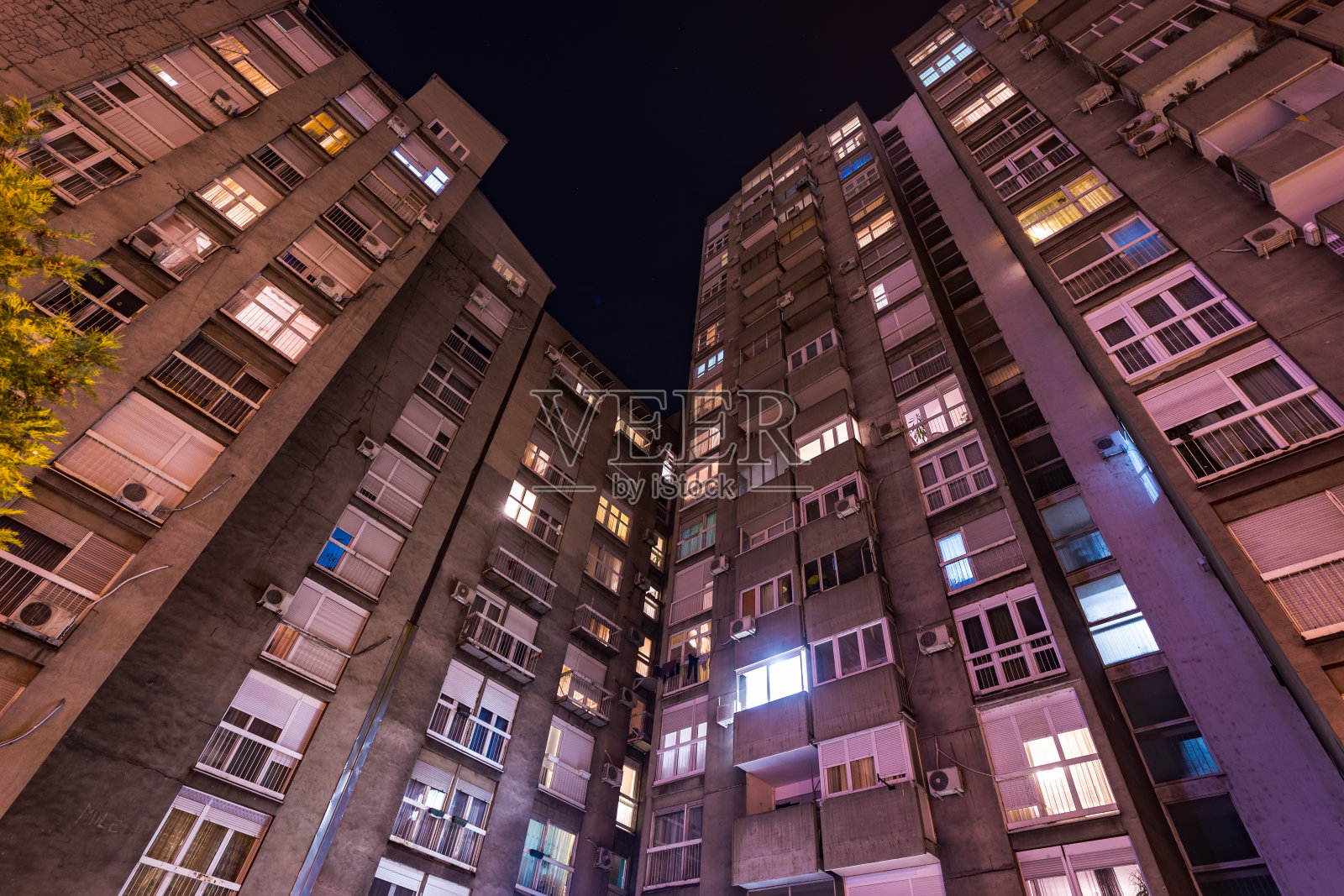 低角度夜间拍摄的住宅区贝尔格莱德，塞尔维亚照片摄影图片