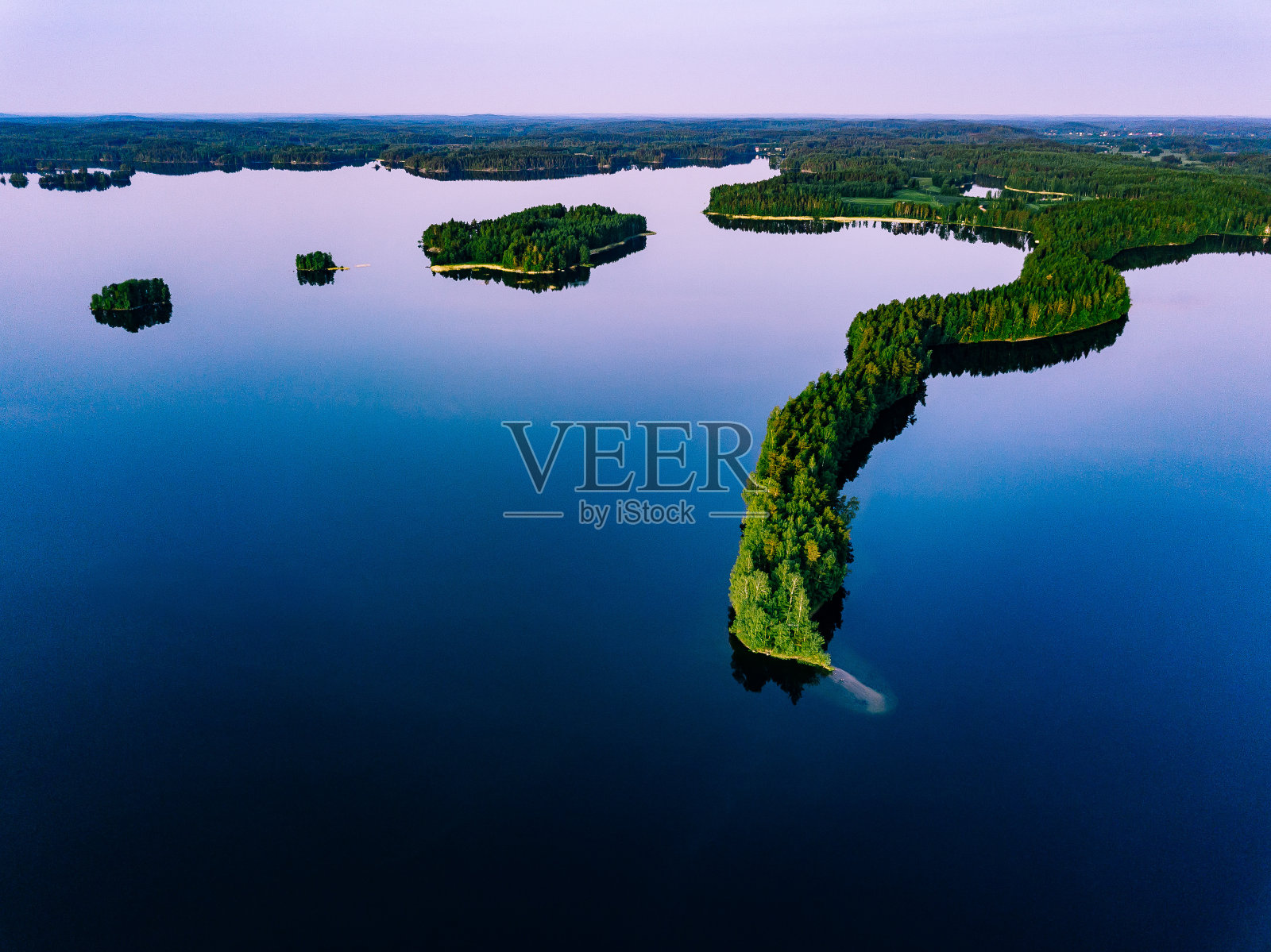鸟瞰图蓝色的湖泊与岛屿和绿色的森林在芬兰。照片摄影图片