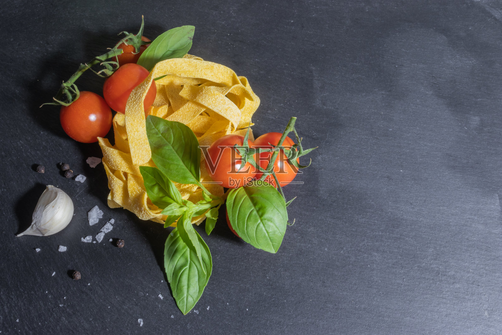 原料西红柿和罗勒意大利面与大蒜照片摄影图片