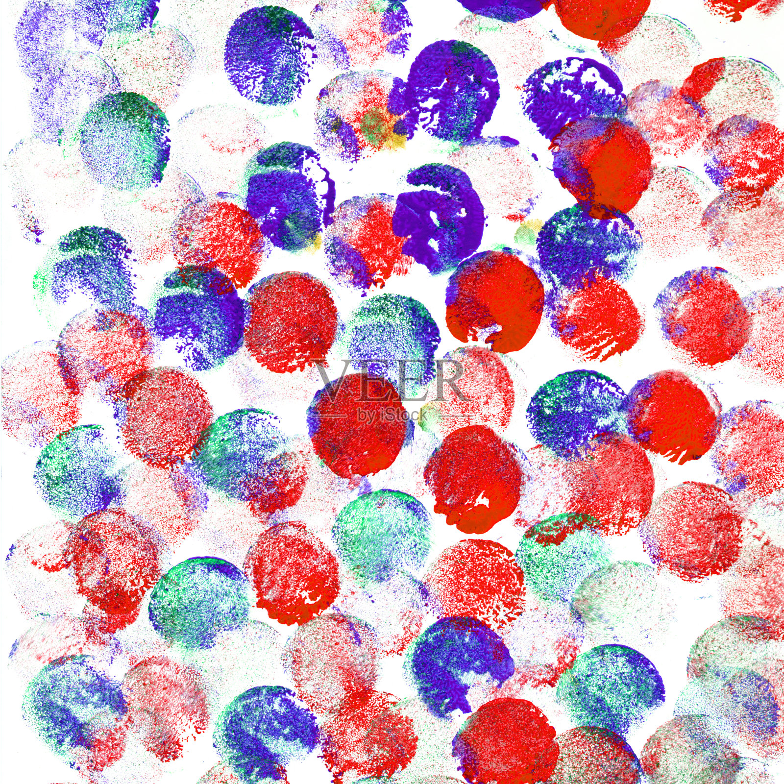 红色，紫色和蓝色水彩圈在白色的背景。彩色手绘抽象墙纸为您的设计。明亮的水粉画背景。插画图片素材