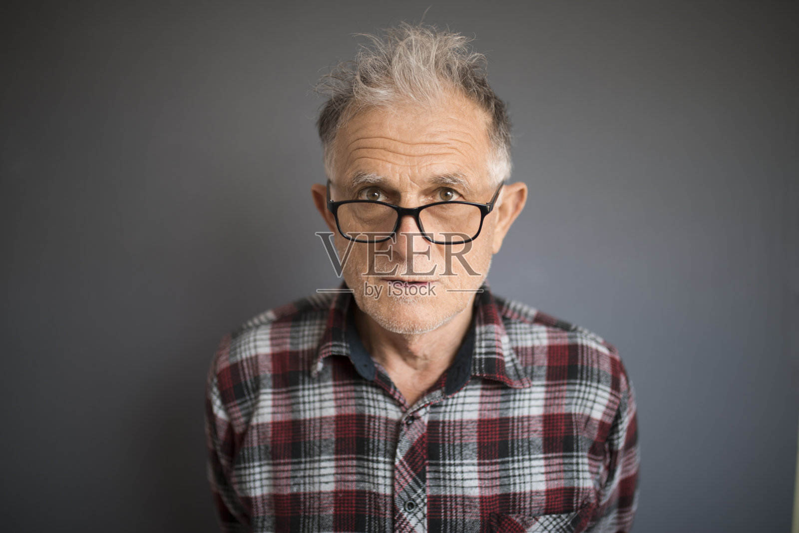 一个长着滑稽凌乱头发的老人照片摄影图片