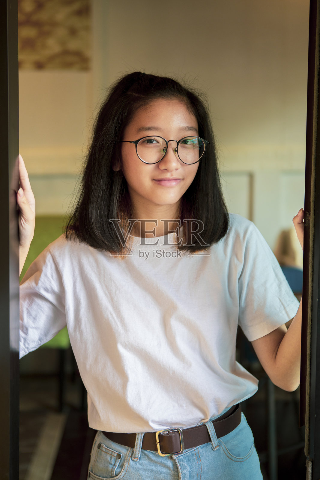 亚洲青少年站在家门口的笑脸照片摄影图片